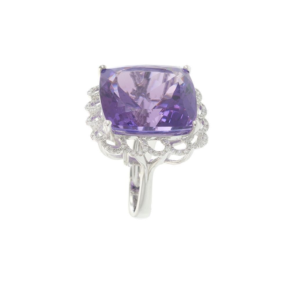 Taille coussin Bague en or blanc 18KT, améthyste taille coussin et diamant en vente