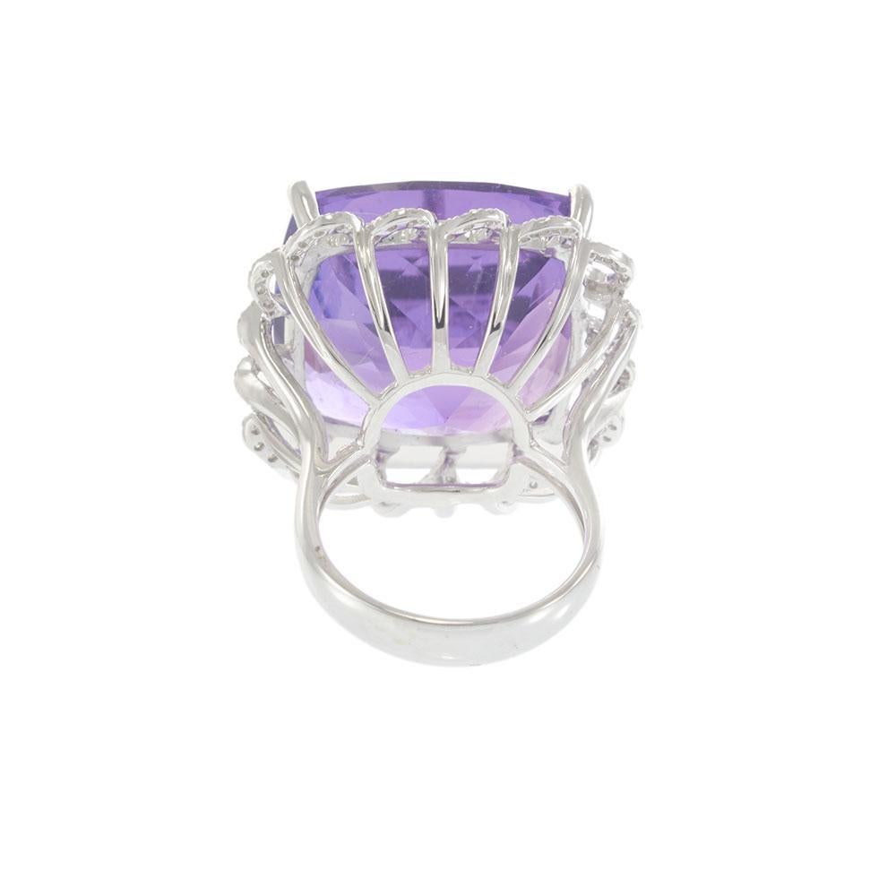 Bague en or blanc 18KT, améthyste taille coussin et diamant en vente 1
