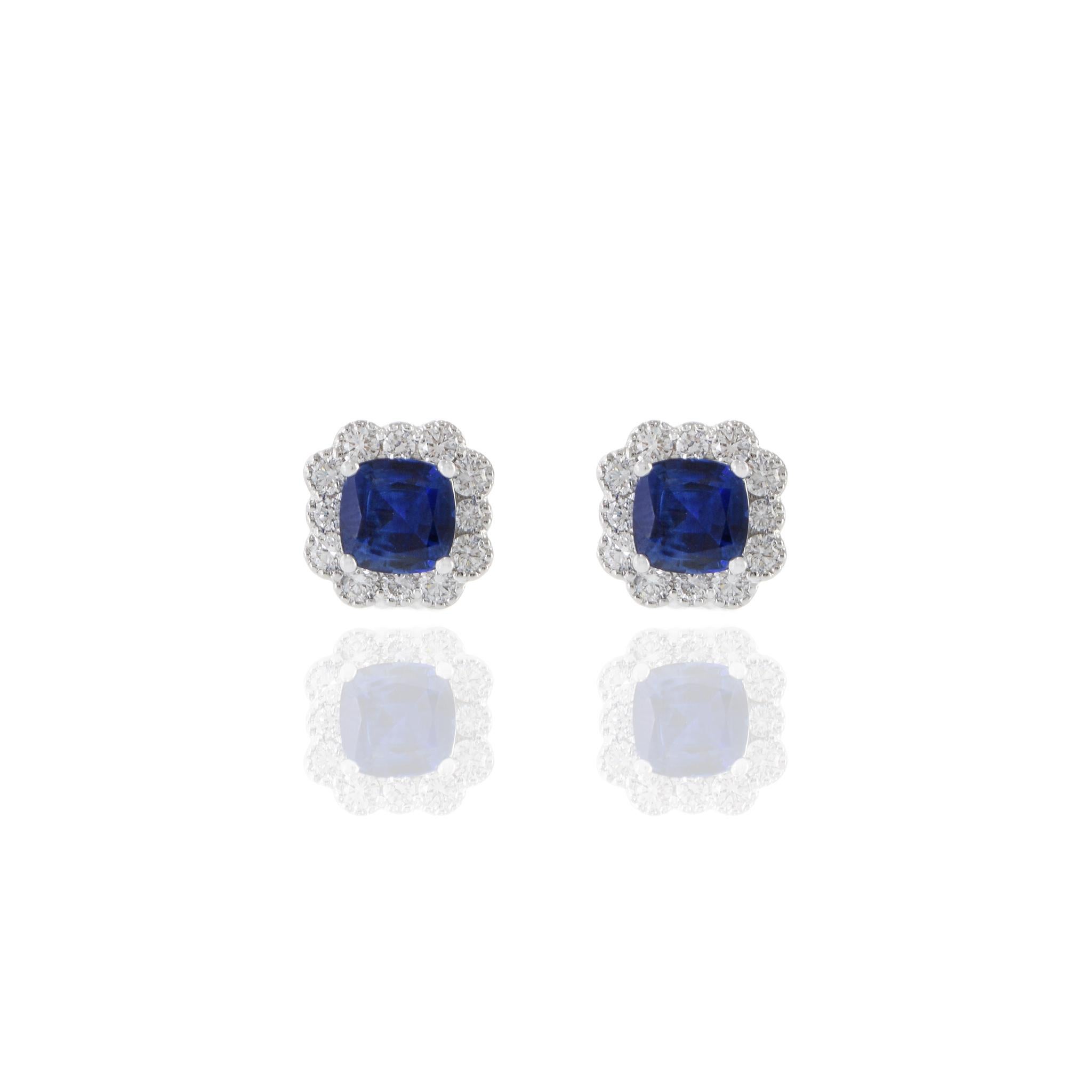 Moderne Boucles d'oreilles en or blanc 18 carats avec saphir bleu taille coussin et diamants en vente