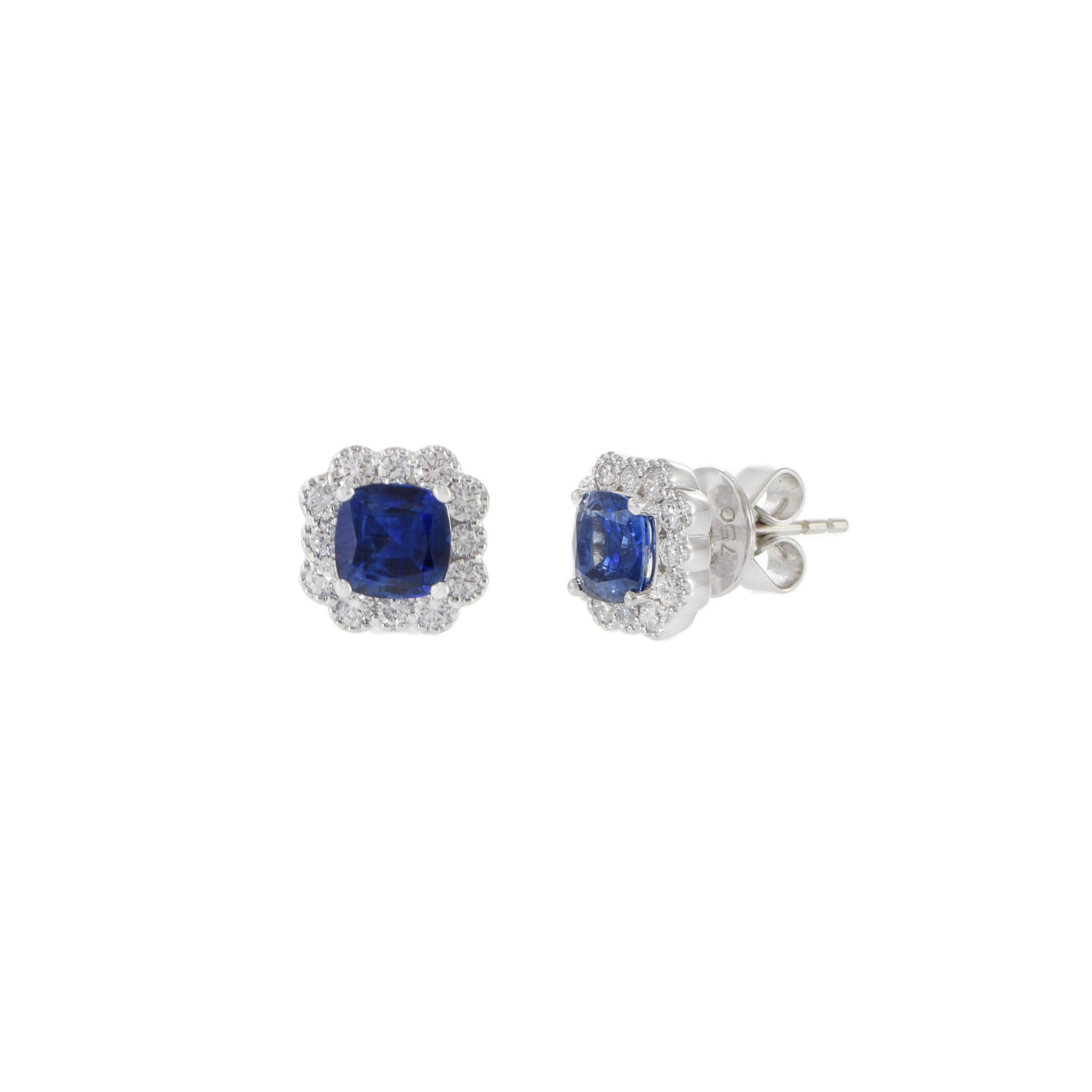 Taille coussin Boucles d'oreilles en or blanc 18 carats avec saphir bleu taille coussin et diamants en vente