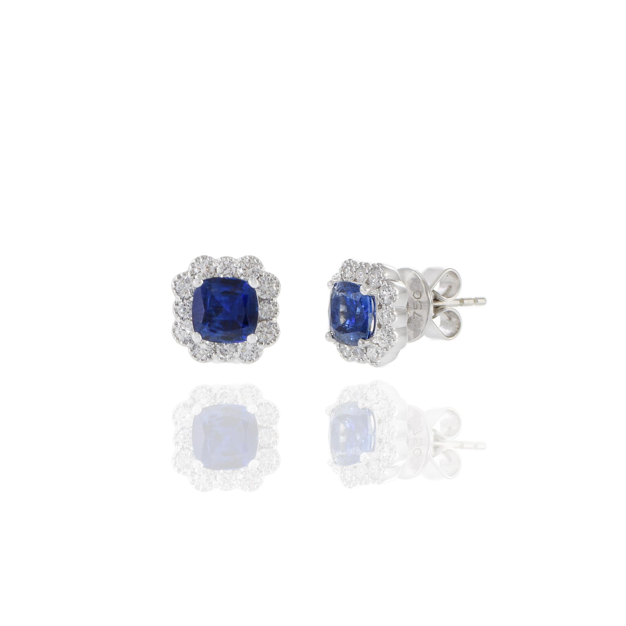 Boucles d'oreilles en or blanc 18 carats avec saphir bleu taille coussin et diamants Neuf - En vente à New York, NY