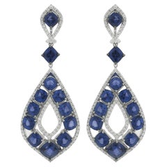 Boucles d'oreilles pendantes en or blanc 18 carats, saphir taille coussin et diamant -2 3/8"