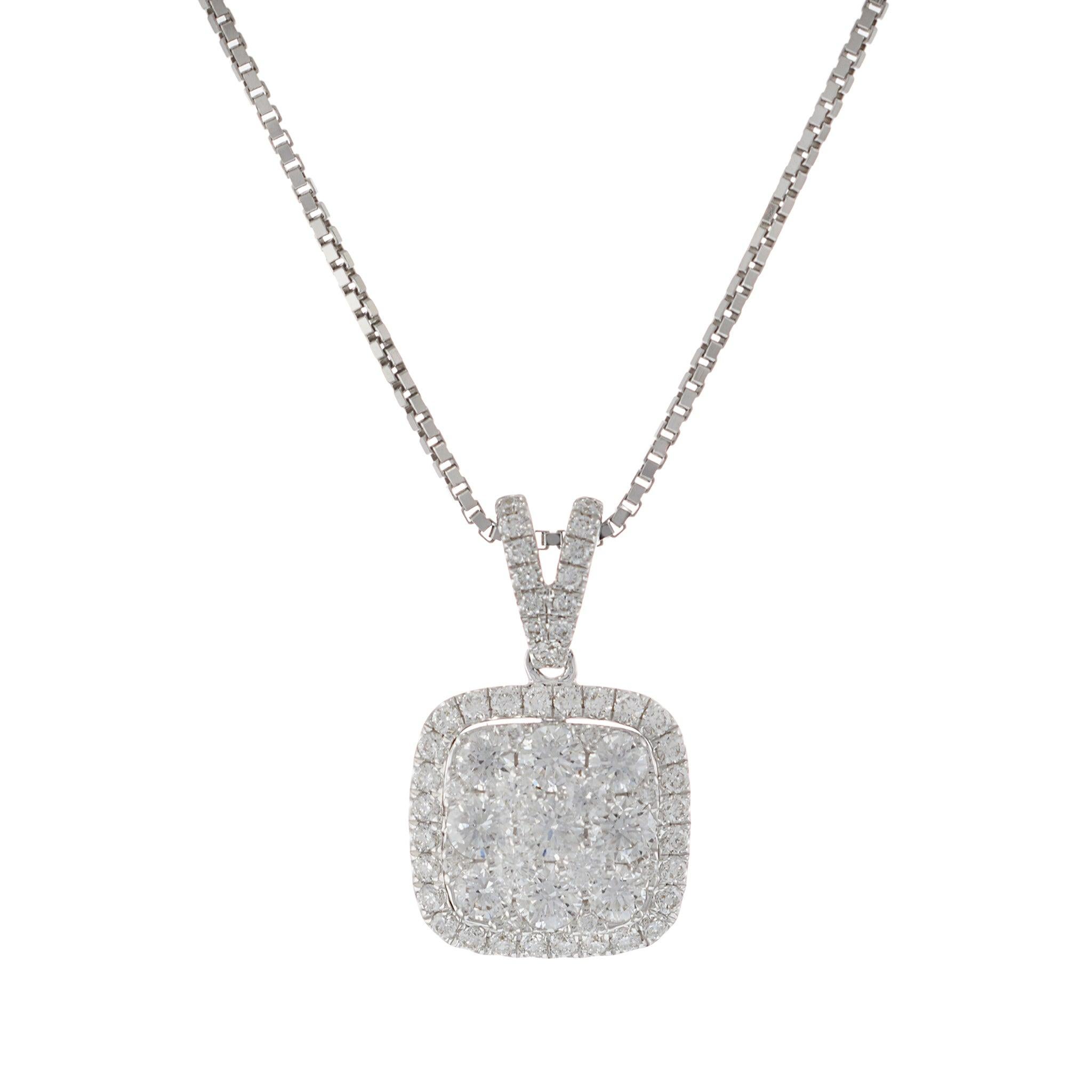 Ce pendentif exquis présente un design en forme de coussin, réalisé en or blanc 18KT. Il est orné de 0,77 carats de diamants ronds de taille brillant, de couleur G et de pureté VS1-VS2. Les diamants ajoutent un éclat et une élégance exceptionnels à