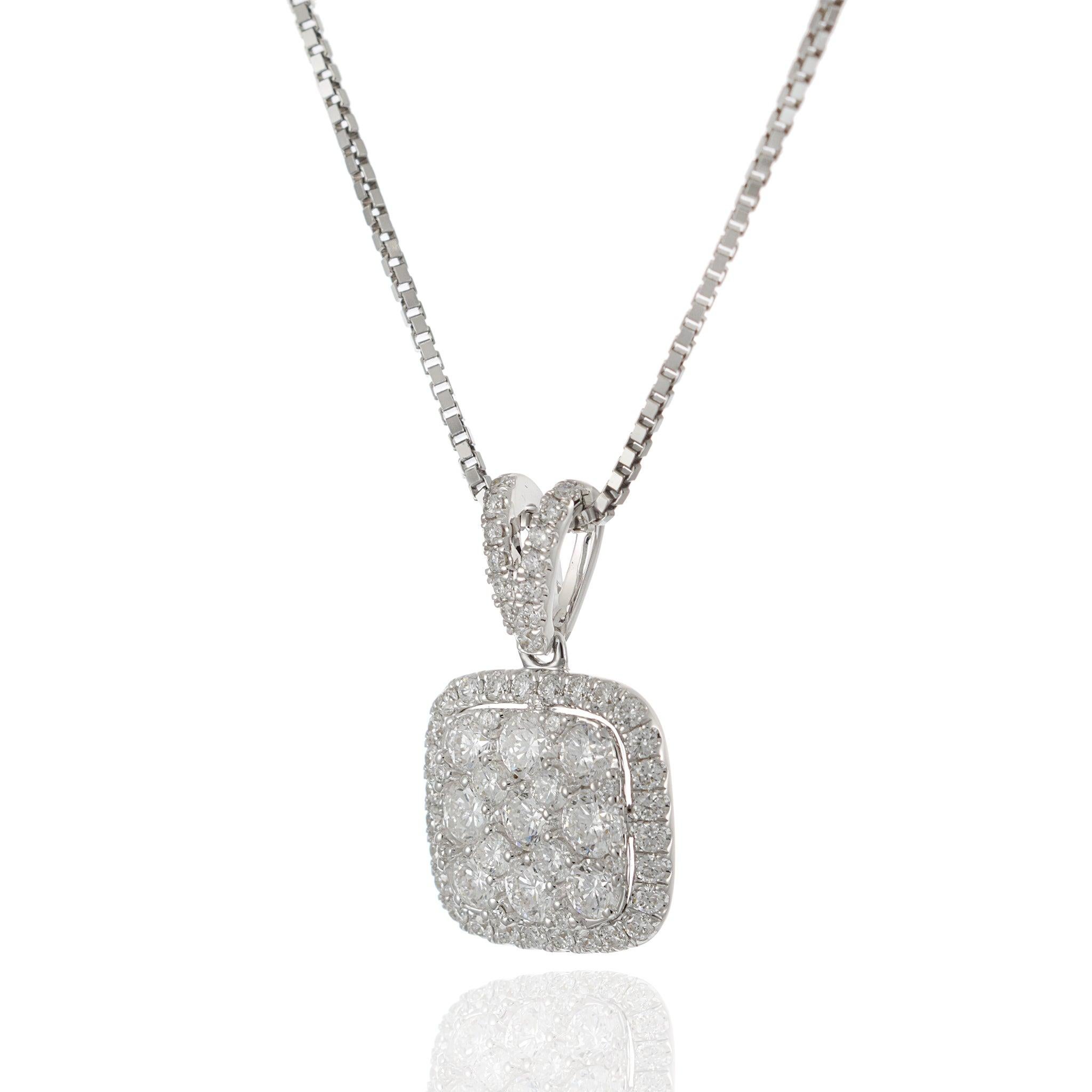 Taille ronde Pendentif en or blanc 18 carats de forme coussin avec diamants de taille ronde avec chaîne en vente