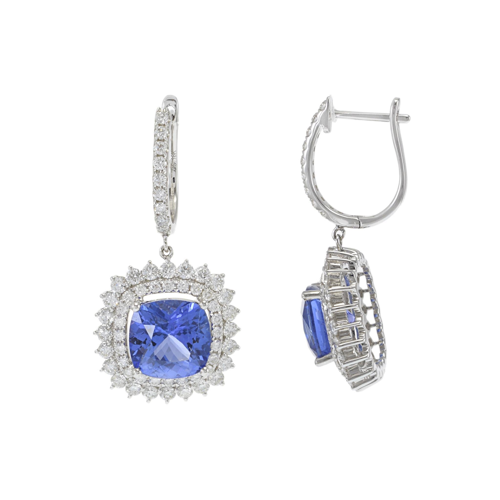 Orecchini a goccia in oro bianco 18KT con tanzanite a cuscino e diamanti In condizioni Nuovo in vendita a New York, NY