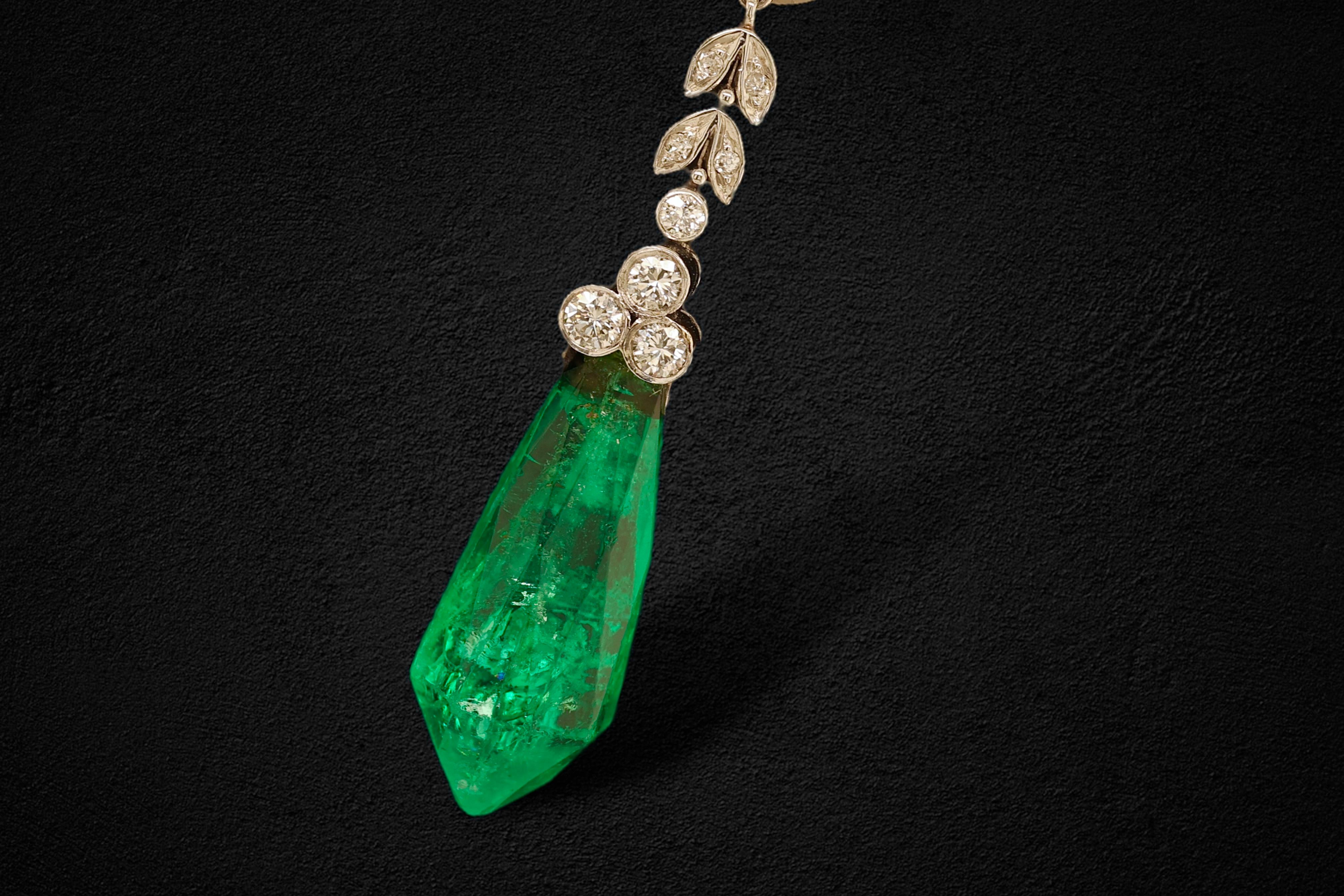 Artisan Boucles d'oreilles pendantes en or blanc 18 carats avec 32 carats d'émeraudes et 1,46 carat de diamants, succession en vente