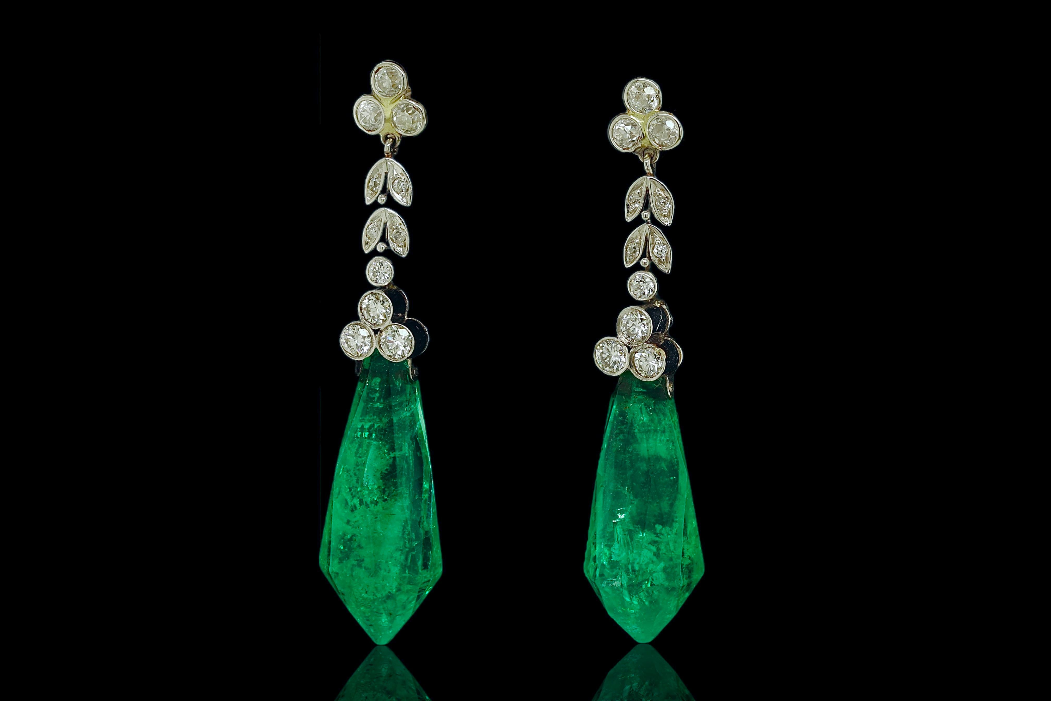 18kt White Gold Dangling Earrings with 32ct Emeralds and 1.46ct Diamonds, Estate In Excellent Condition For Sale In Antwerp, BE