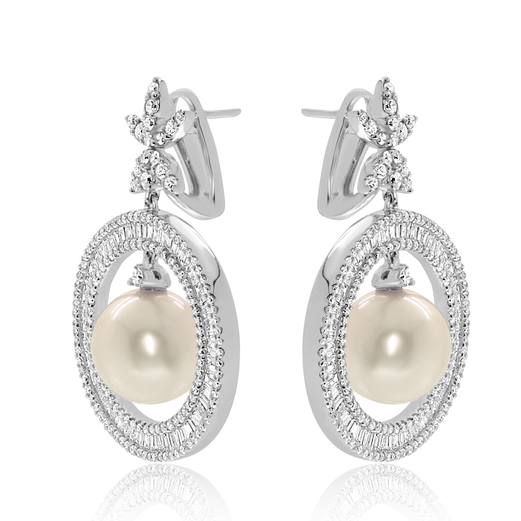 A true timeless treasure!!
show off your sophisticated style when you wear this amazing eye-catching pair of earrings.
beautiful pearl (11mm) surrounded by a big hoop fully set with brilliant and baguette cut diamonds weighing 3.05ct in total, the