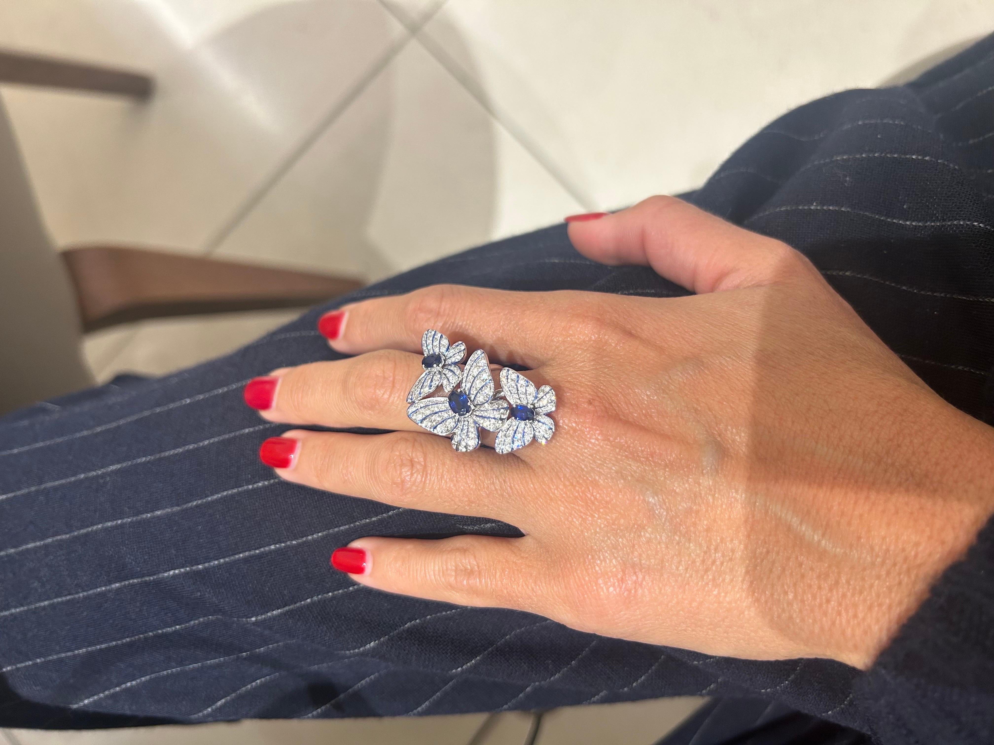18KT Weißgold-Diamant 1,56 Karat. Blauer Saphir 1,18 Karat.  Dreifacher Schmetterling-Ring im Angebot 1