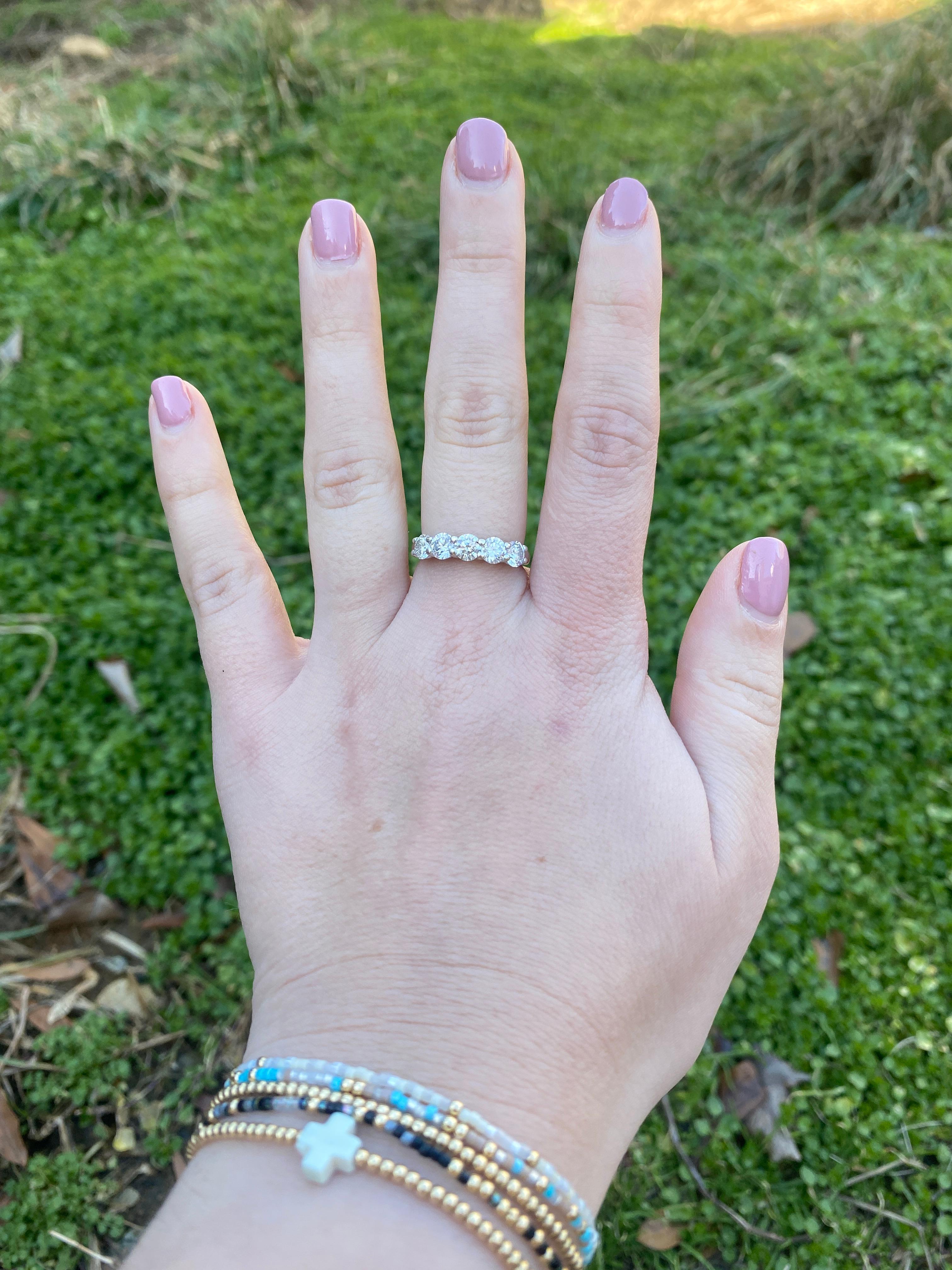 Anillo de oro blanco de 18 quilates y diamantes con 5 piedras en venta 2