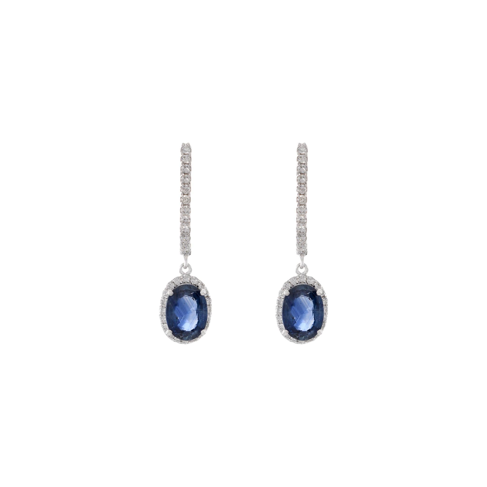 Orecchino a goccia in oro bianco 18KT con diamanti rotondi taglio brillante da 0,34CT-TW e zaffiri blu ovali da 1,91CT-TW. Una squisita combinazione di diamanti e zaffiri di qualità incastonati in oro bianco 18KT, per un'aggiunta senza tempo a