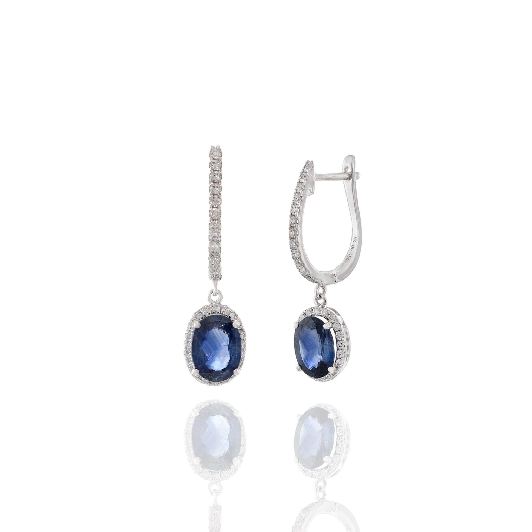 Orecchini a goccia in oro bianco 18KT con diamanti e zaffiri blu in vendita 3