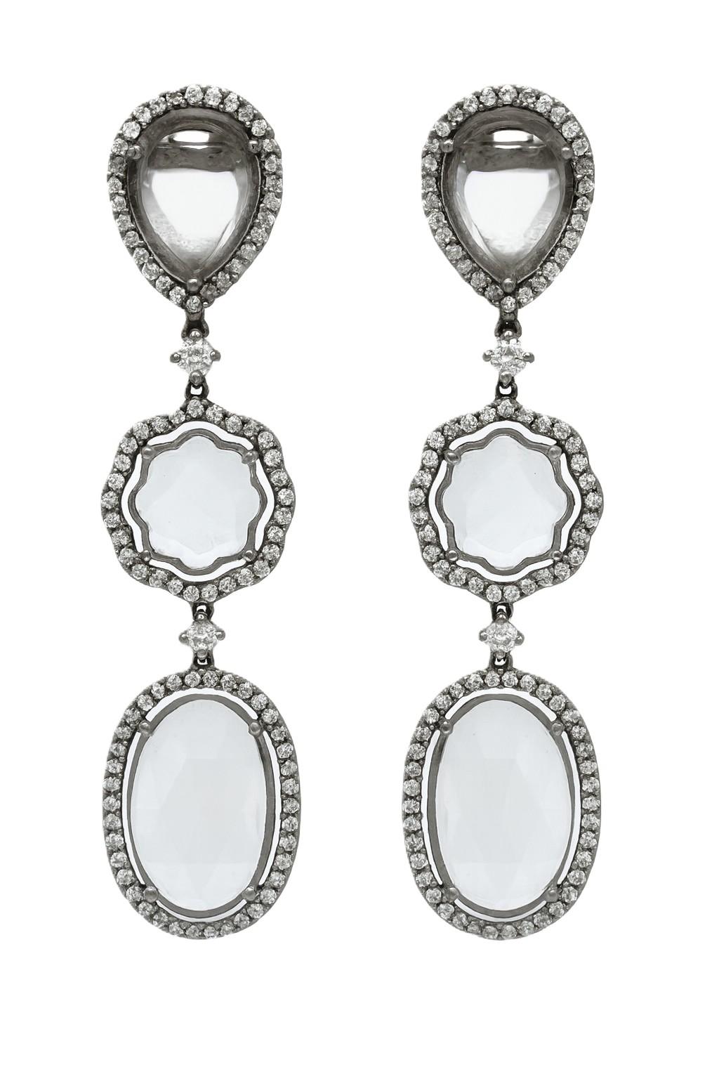 Estos pendientes modernos y elegantes están elaborados por expertos en oro blanco de 18 quilates, acentuado con baño de rodio negro para crear un diseño atrevido y de gran contraste. Cada pendiente presenta brillantes cristales de cuarzo incoloro,