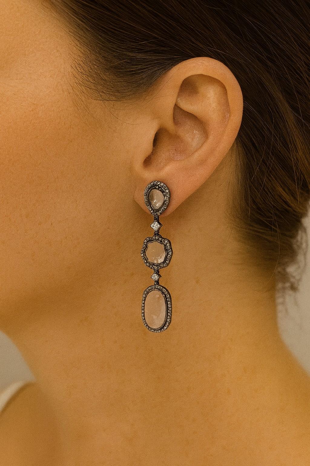 Pendientes de oro blanco de 18 quilates con diamantes y cristal de cuarzo incoloro con rodio negro Corte redondo en venta