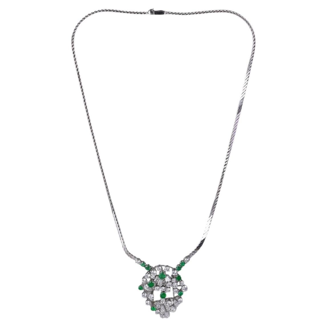 Collier en or blanc 18kt avec diamants et émeraudes en vente