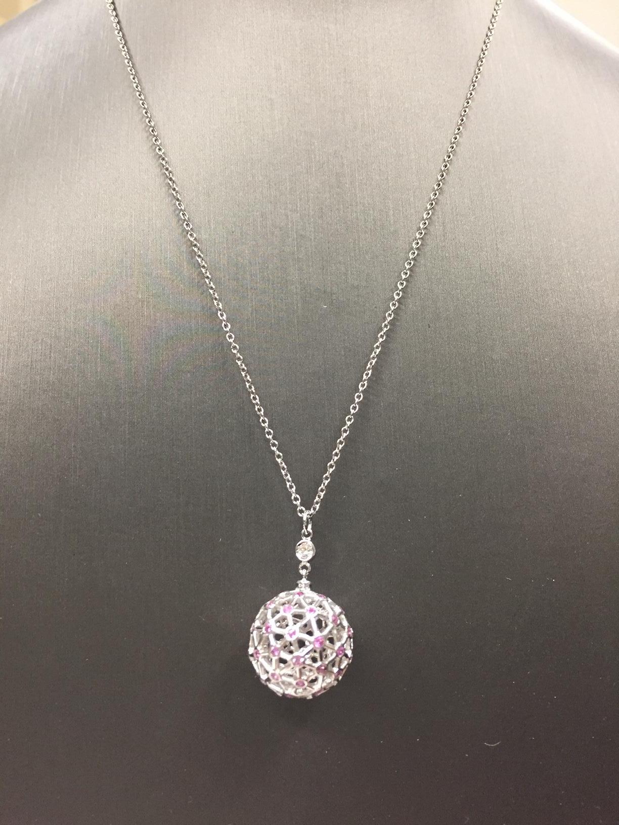 18 Karat White Gold Diamond and Pink Sapphires Garavelli Globo Pendant Necklace In New Condition For Sale In Valenza, IT
