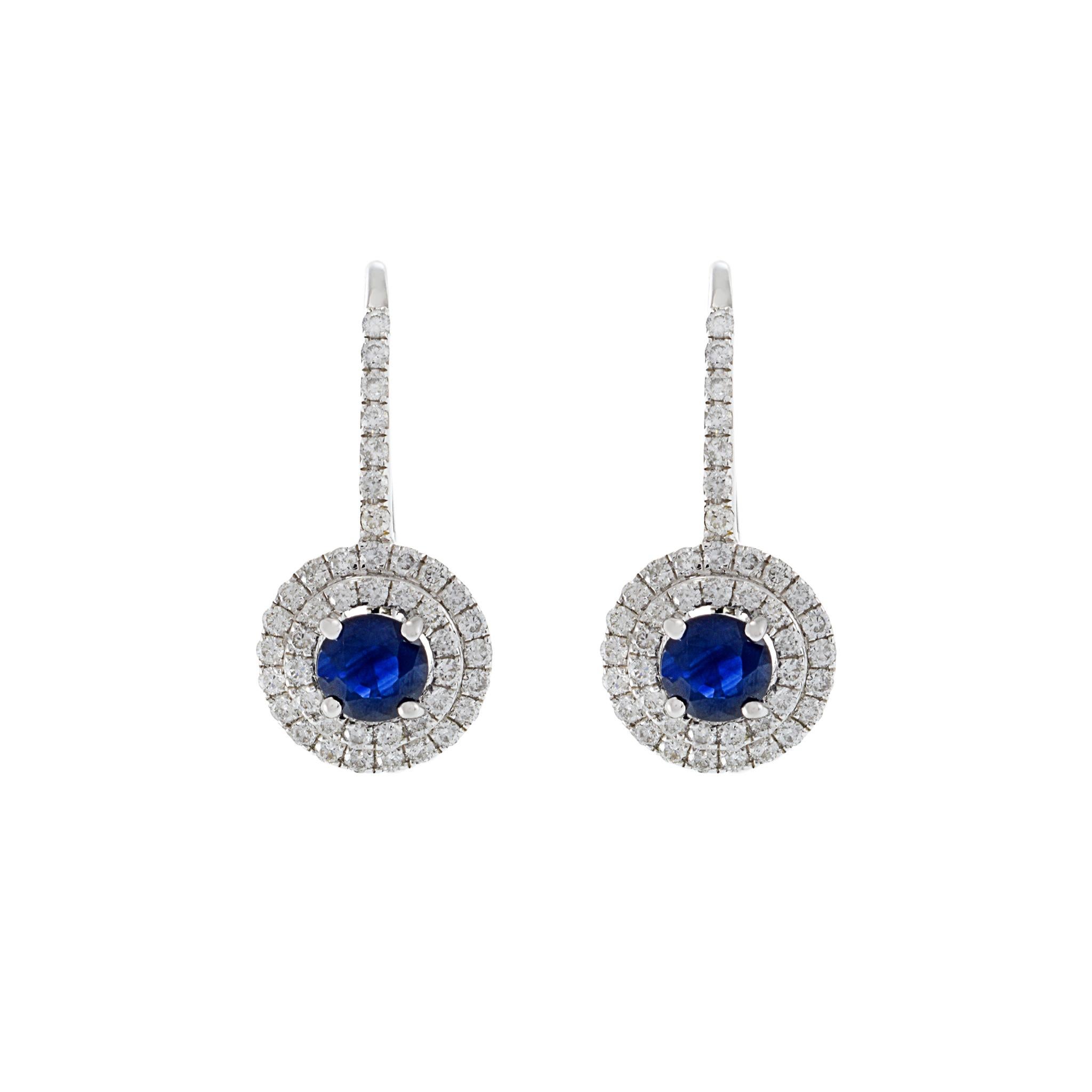Perfetta combinazione di stile classico e moderno, questi orecchini a cerchio in oro bianco 18KT presentano zaffiri blu taglio rotondo da 1,28CT-TW e diamanti taglio brillante da 0,71CT-TW, per un look senza tempo.