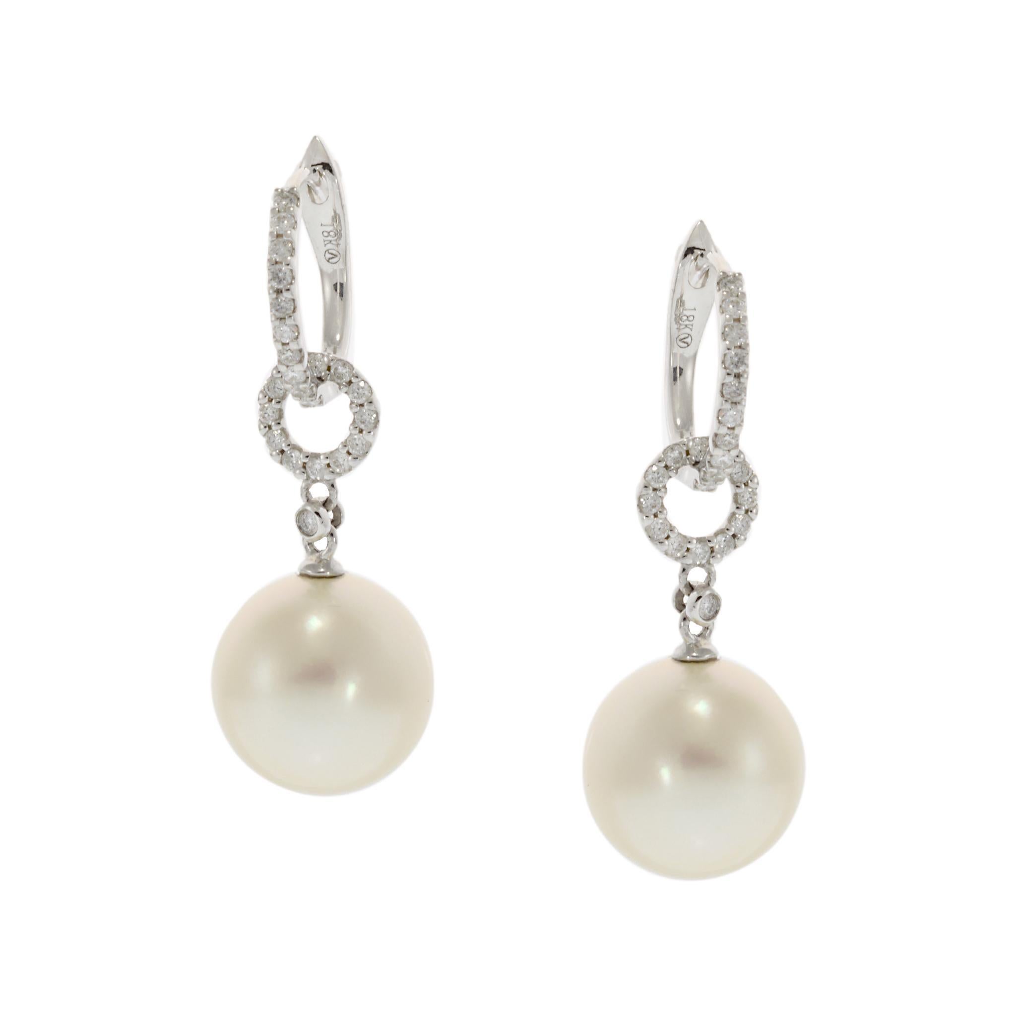 Un elegante paio di orecchini a goccia in oro bianco 18KT con perle dei Mari del Sud da 10mm-11mm, apprezzate per le loro dimensioni eccezionali e la loro lucentezza. Il design è impreziosito da 0.29CT-TW di diamanti a taglio rotondo, che aggiungono