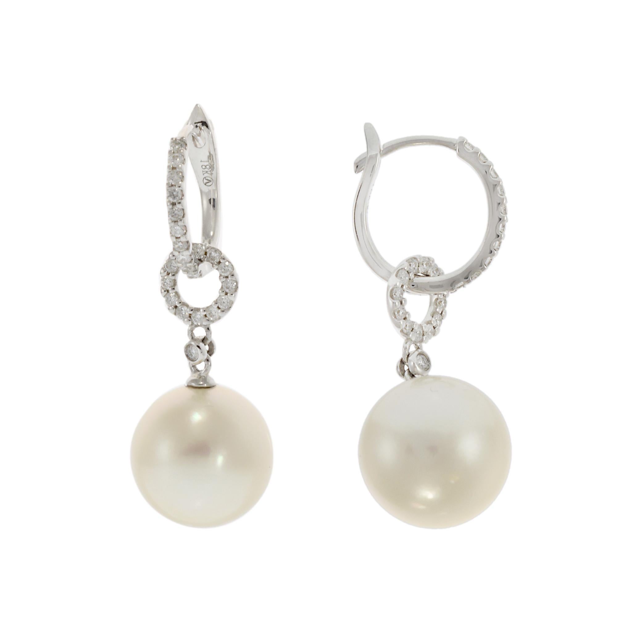 Orecchini a goccia in oro bianco 18KT con diamanti e perle dei mari del Sud In condizioni Nuovo in vendita a New York, NY