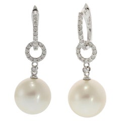 Pendientes Colgantes de Oro Blanco de 18 KT con Diamantes y Perlas del Mar del Sur