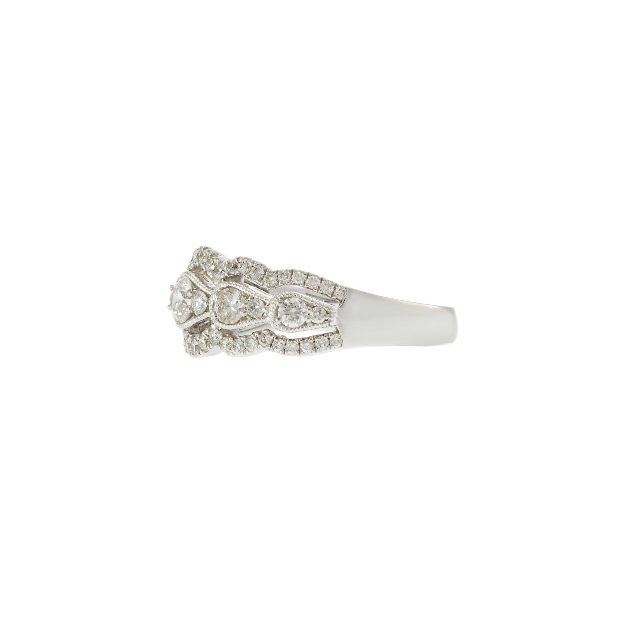 Questa elegante fascia di diamanti mette in mostra la raffinata maestria dell'oro bianco 18KT, splendidamente ornata da 59 diamanti tondi brillanti per un totale di circa 0,81 carati. L'intricato design a raggiera smerlata crea una straordinaria
