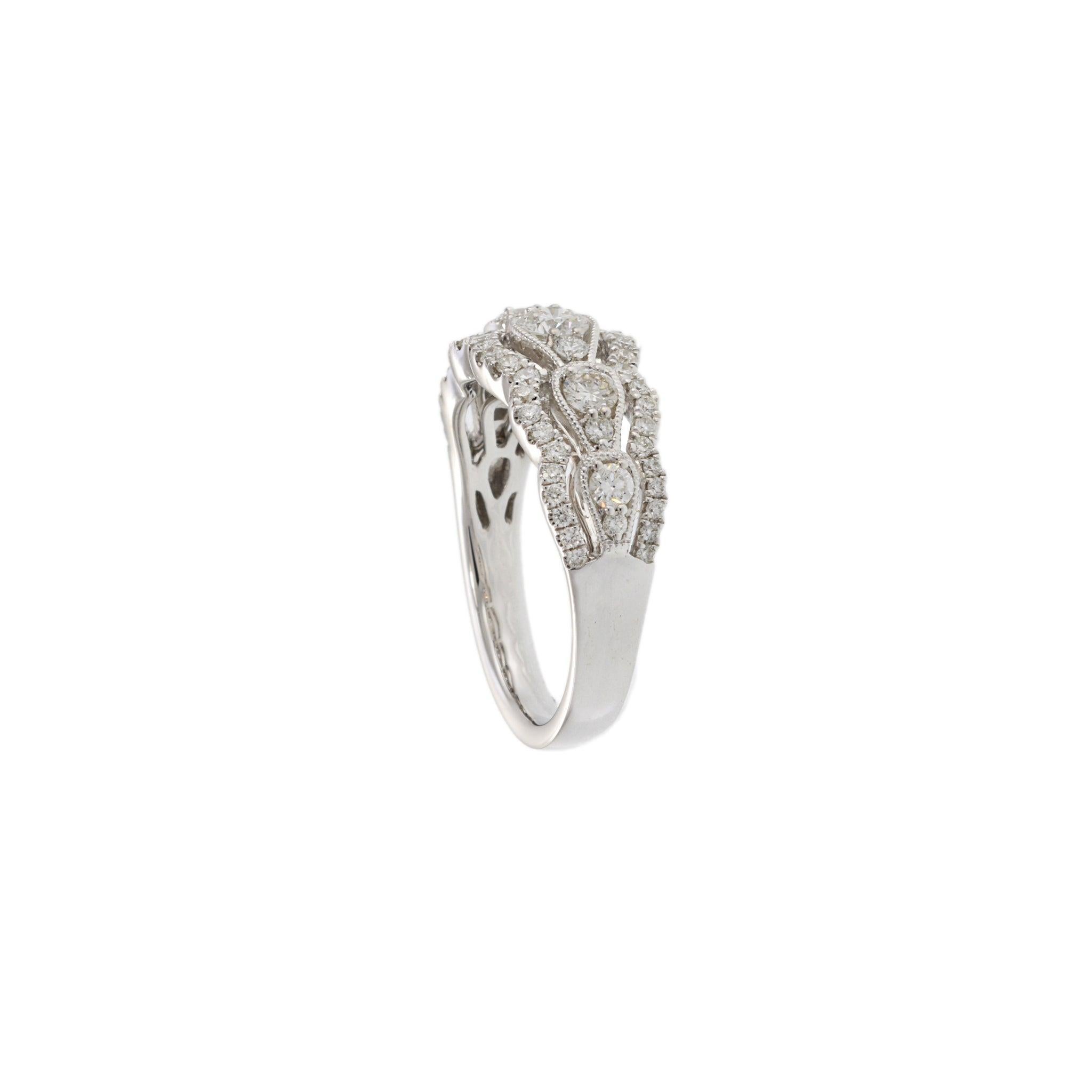 Taglio rotondo Fascia di diamanti in oro bianco 18KT con alone smerlato in vendita