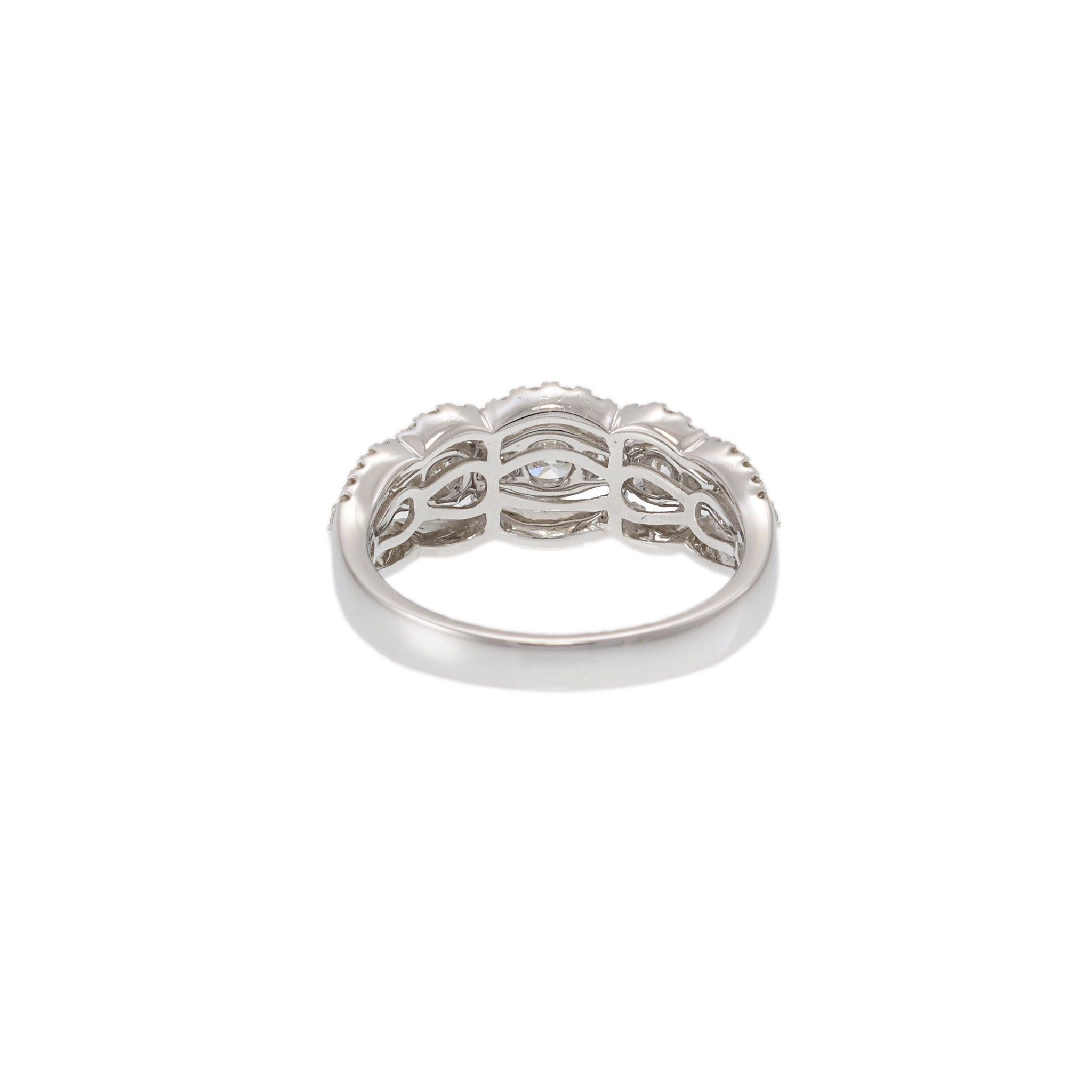 Fascia di diamanti in oro bianco 18KT con alone smerlato in vendita 1