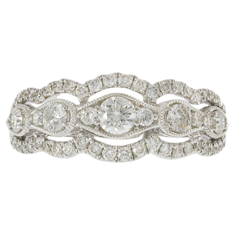 Fascia di diamanti in oro bianco 18KT con alone smerlato