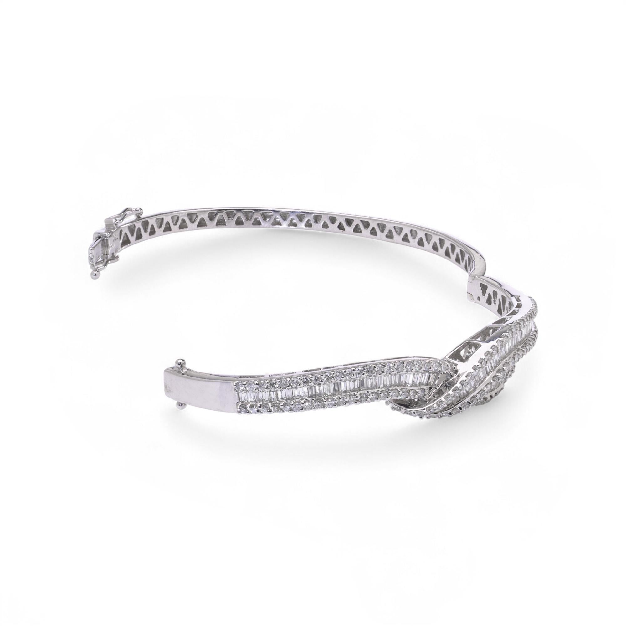 Bracelet en or blanc 18kt diamant, 2.70 carats Excellent état - En vente à Braintree, GB