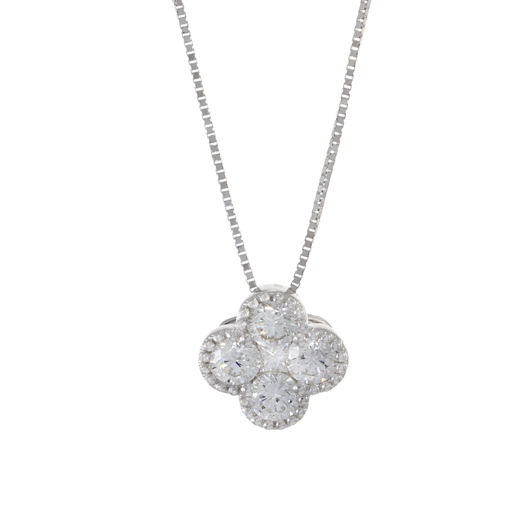 Abbaglia la fortuna e il lusso con questa collana con pendente di diamanti a forma di quadrifoglio in oro bianco 18KT. Impreziosito da 0,47CT-TW G-VS di diamanti rotondi e taglio principessa, il pendente emana raffinatezza. Simbolo di charme ed
