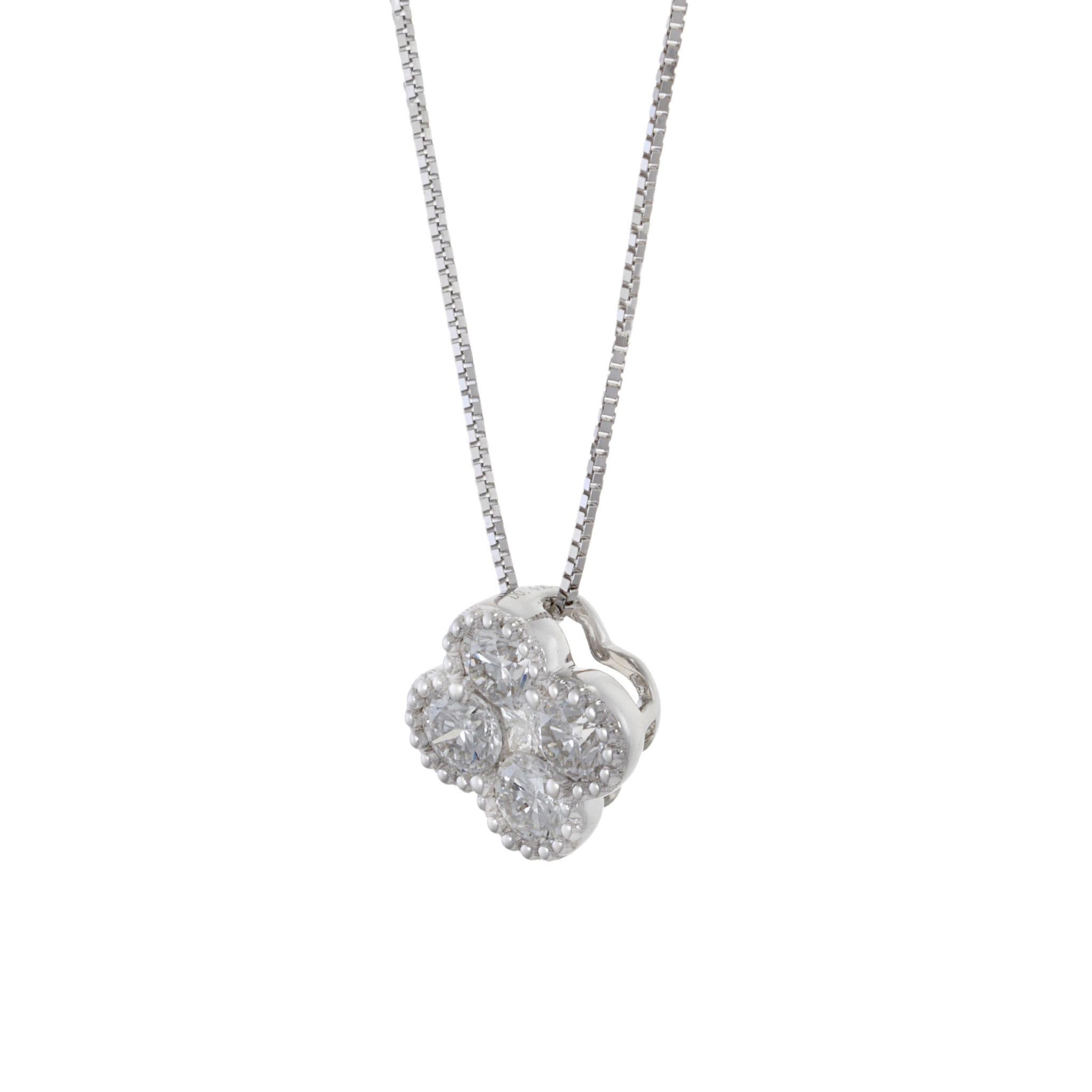 Moderno Collana con trifoglio di diamanti in oro bianco 18 carati in vendita