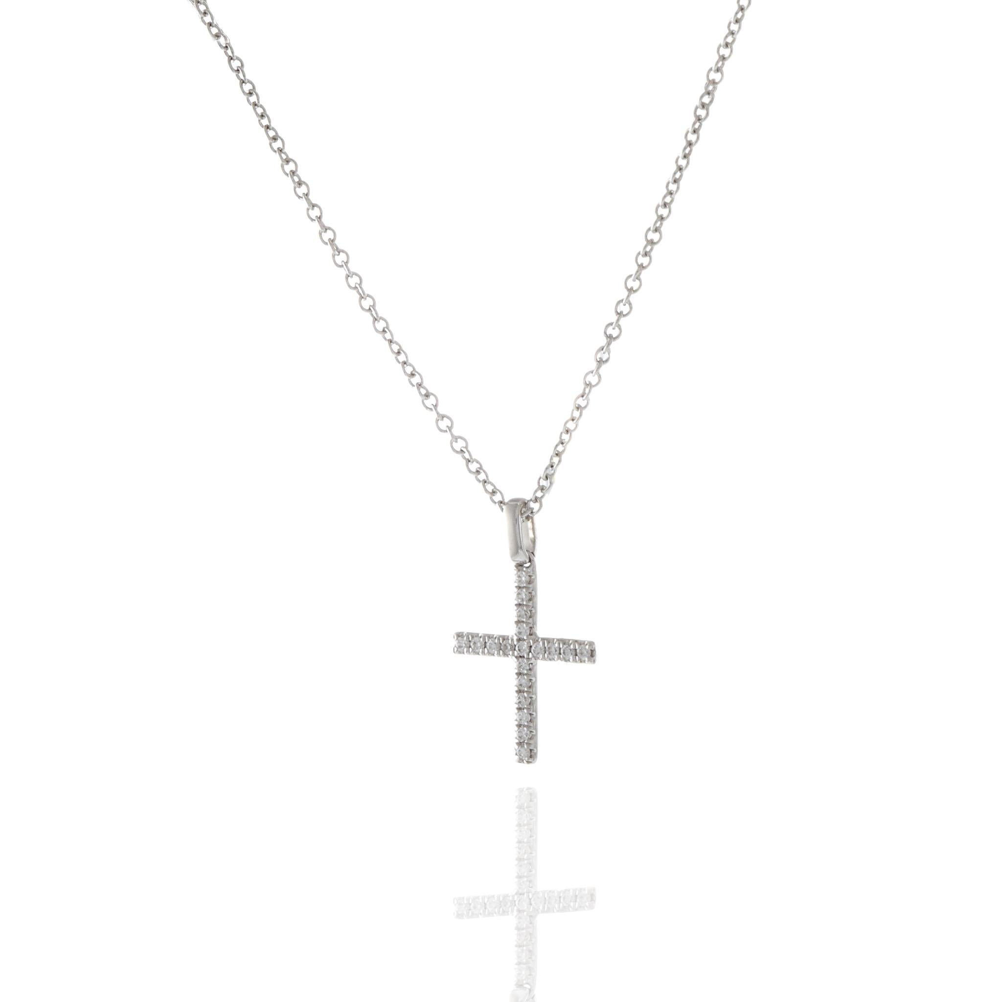 Taglio rotondo Ciondolo a forma di croce con diamante in oro bianco 18KT in vendita