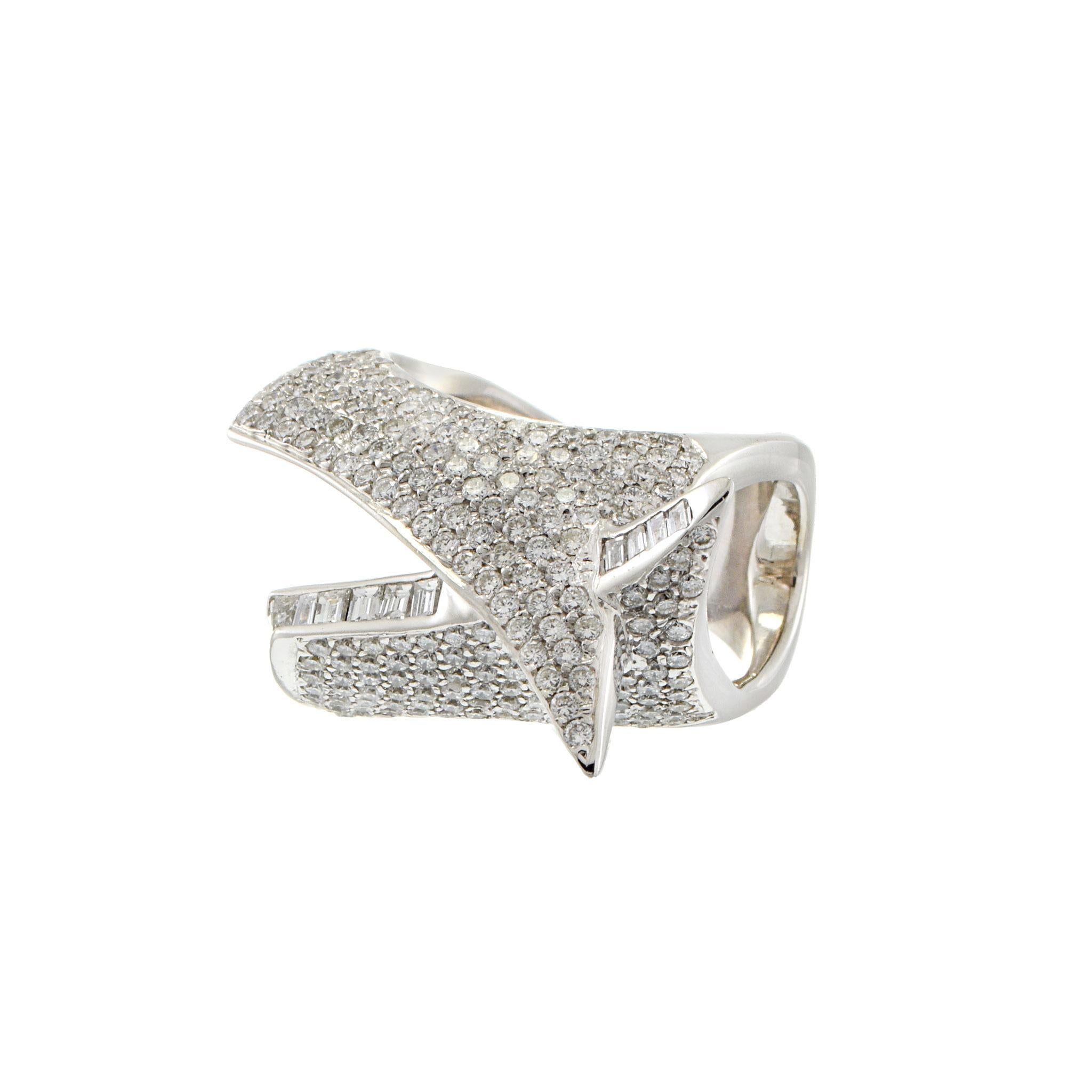 Uno squisito anello di diamanti dell'epoca 2020.

Questo straordinario pezzo è realizzato in oro bianco 18 carati e presenta un design unico e scultoreo. L'anello è impreziosito da diamanti a taglio rotondo per un totale di 2,82 carati, con una