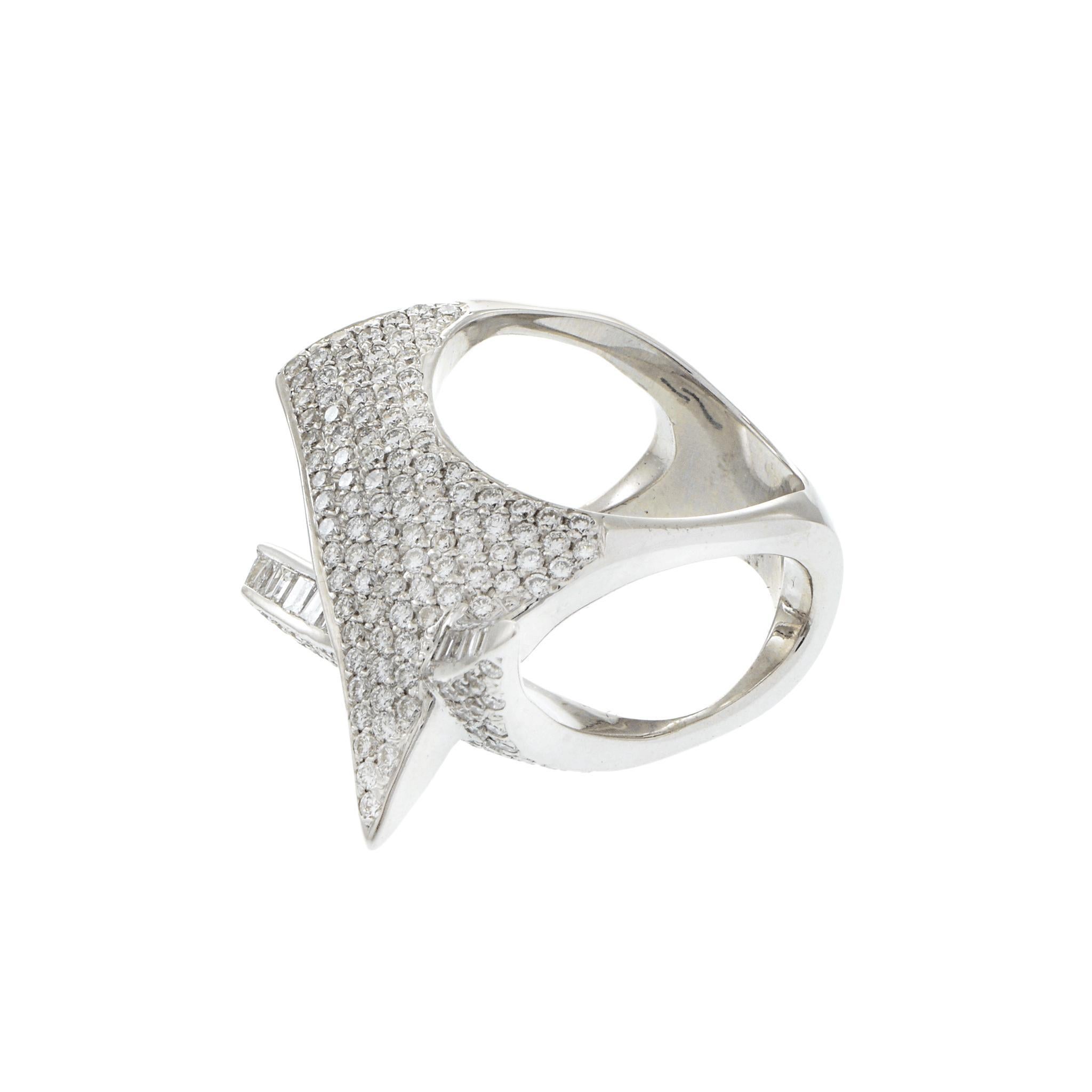 Anello Crossover con diamanti in oro bianco 18KT In condizioni ottime in vendita a New York, NY