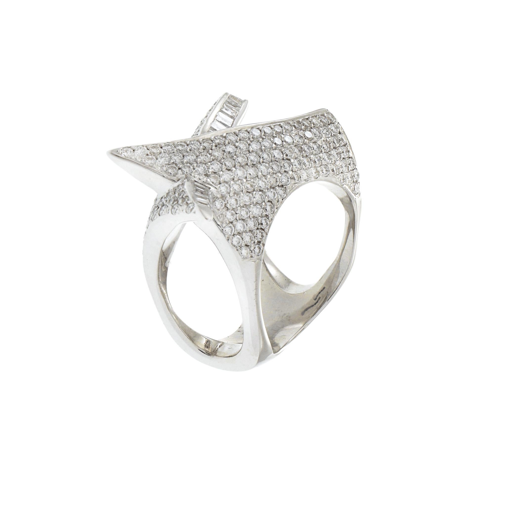 Donna Anello Crossover con diamanti in oro bianco 18KT in vendita
