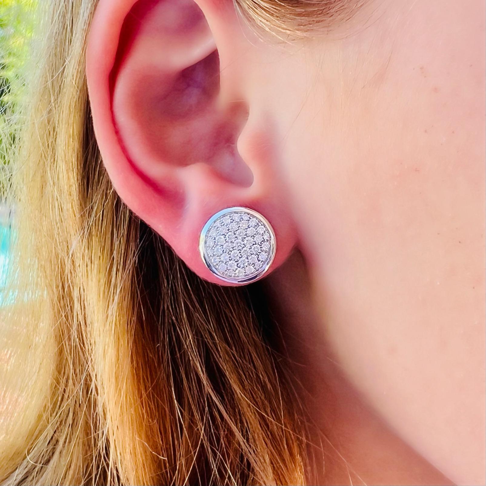 Con 1,20 quilates de brillantes diamantes blancos naturales, estos pendientes disco de Leo Pizzo pueden ser justo lo que estabas buscando para darle un toque especial a tus pendientes. Las joyas de Leo Pizzo, expuestas en tiendas de lujo como Neiman