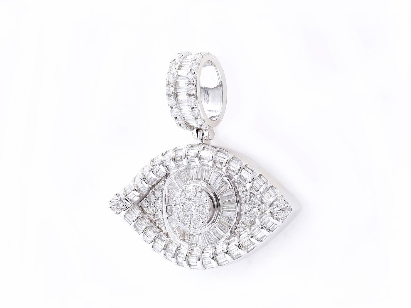 Dieser atemberaubende Anhänger aus 18 Kt Weißgold ist in einem auffälligen 