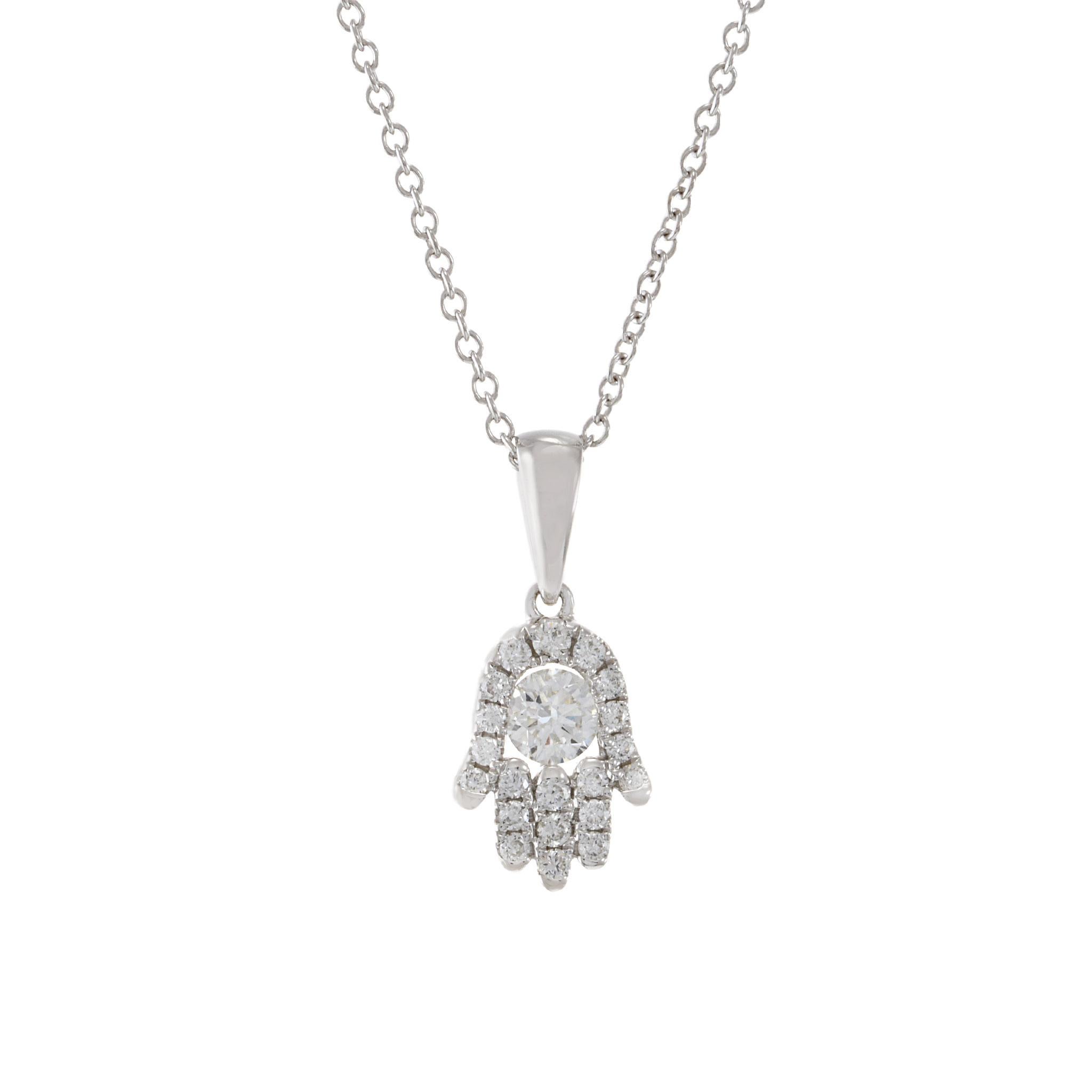 Pendente Hamsa in oro bianco 18KT con diamante rotondo taglio brillante da 0,26CT-TW. Un simbolo senza tempo di pace e protezione realizzato in elegante oro bianco 18KT e impreziosito da diamanti rotondi taglio brillante da 0,26CT-TW colore G