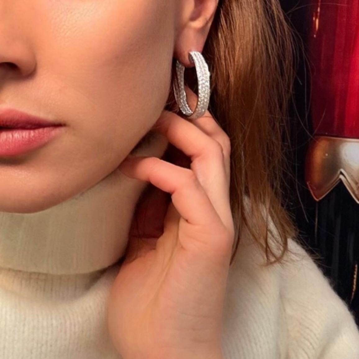 Orecchini a cerchio con diamanti in oro bianco 18 carati in vendita 5