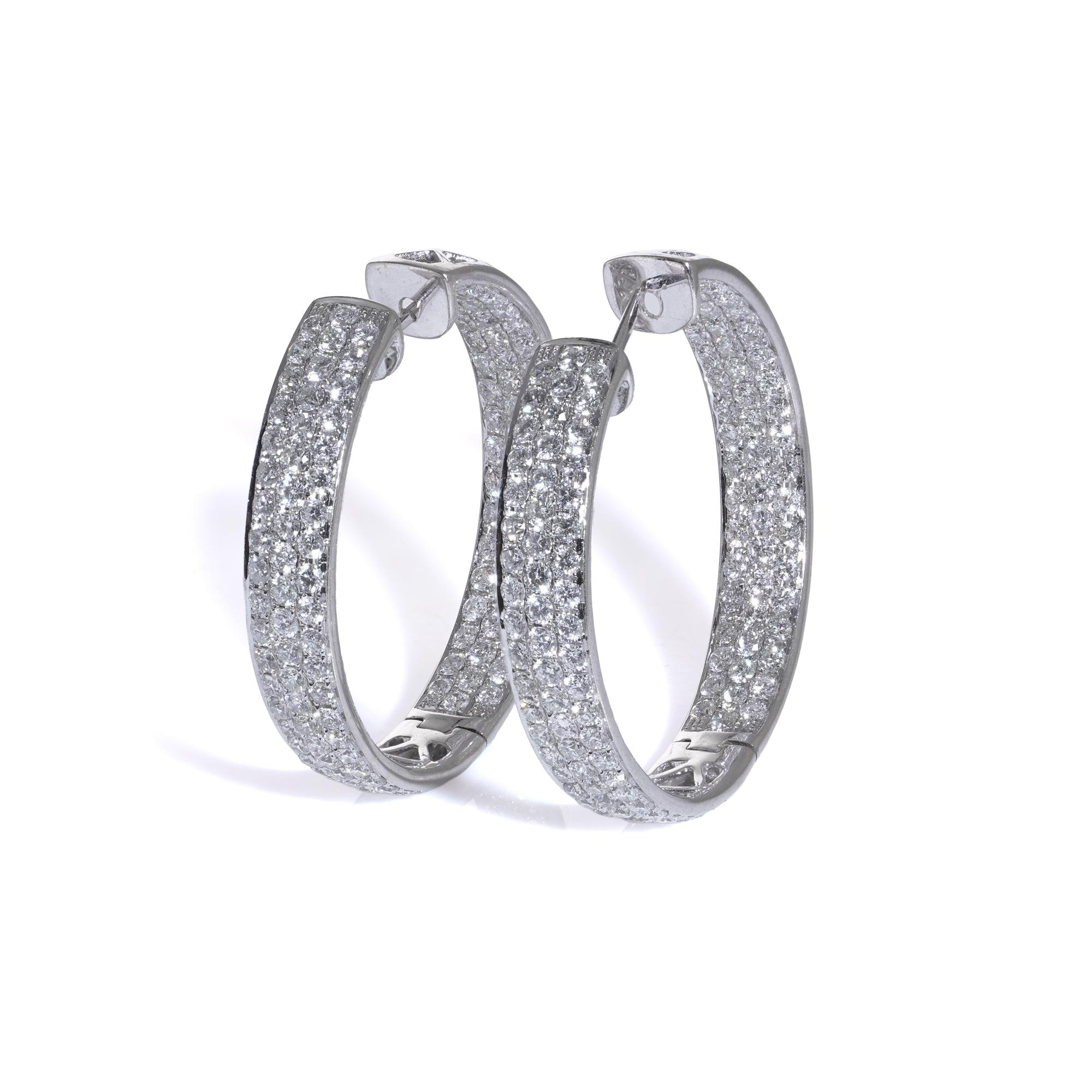 Realizzati in oro bianco 18 carati, questi eleganti orecchini a cerchio sono incastonati con diamanti naturali VS1-G/H per un totale di circa 6,80 carati. La galleria a traliccio aperta sul retro mette in mostra una precisa lavorazione artigianale,