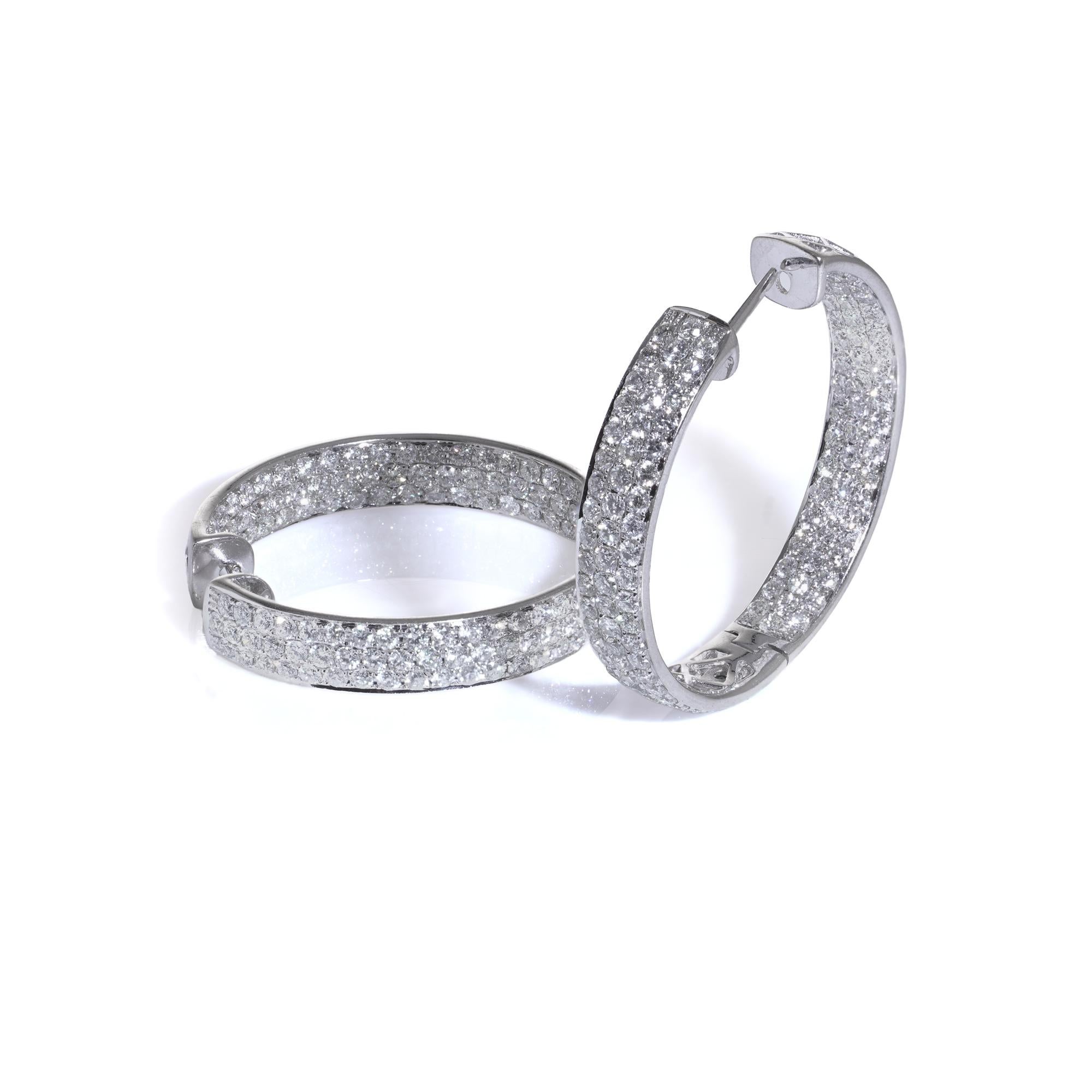 Taglio rotondo Orecchini a cerchio con diamanti in oro bianco 18 carati in vendita
