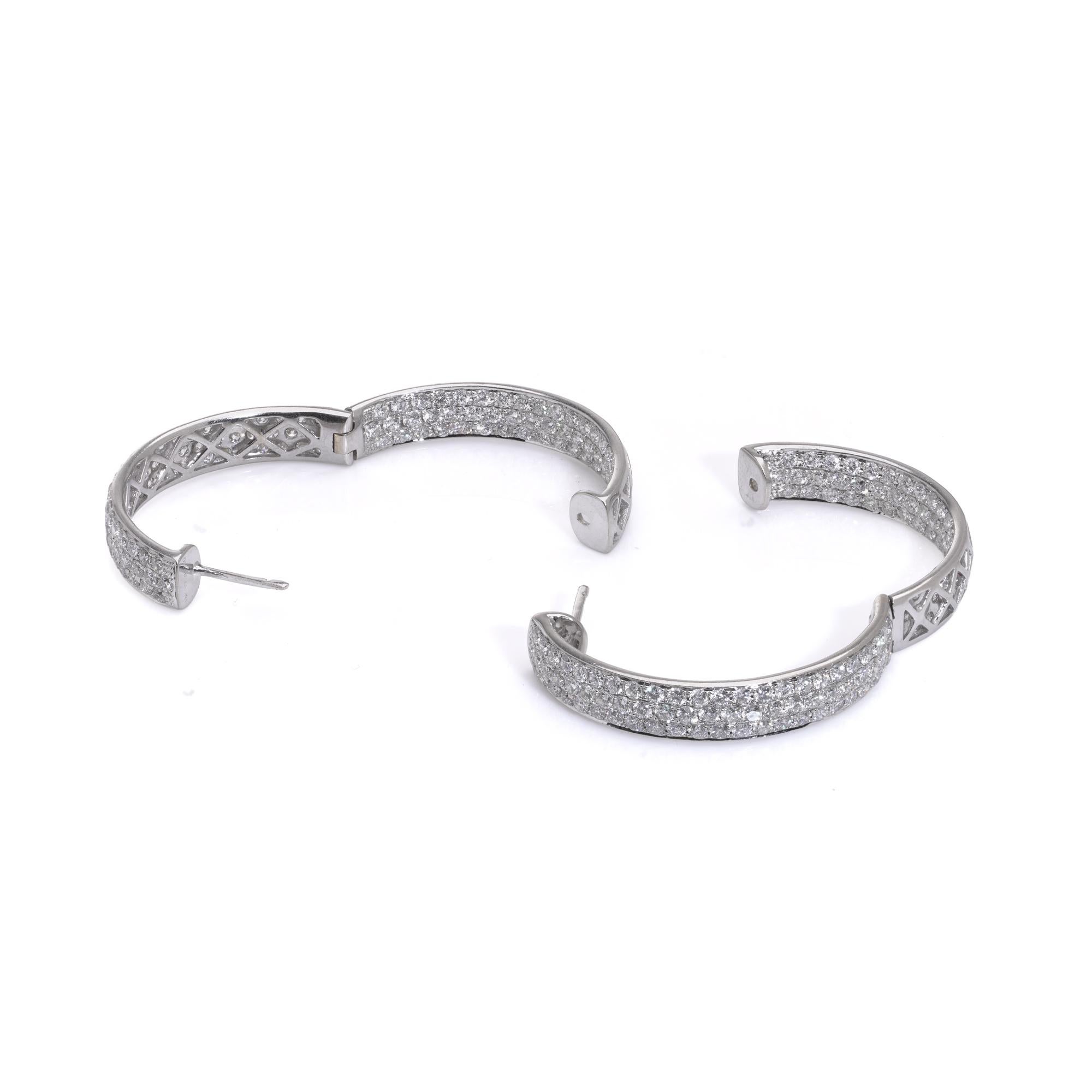 Orecchini a cerchio con diamanti in oro bianco 18 carati in vendita 3