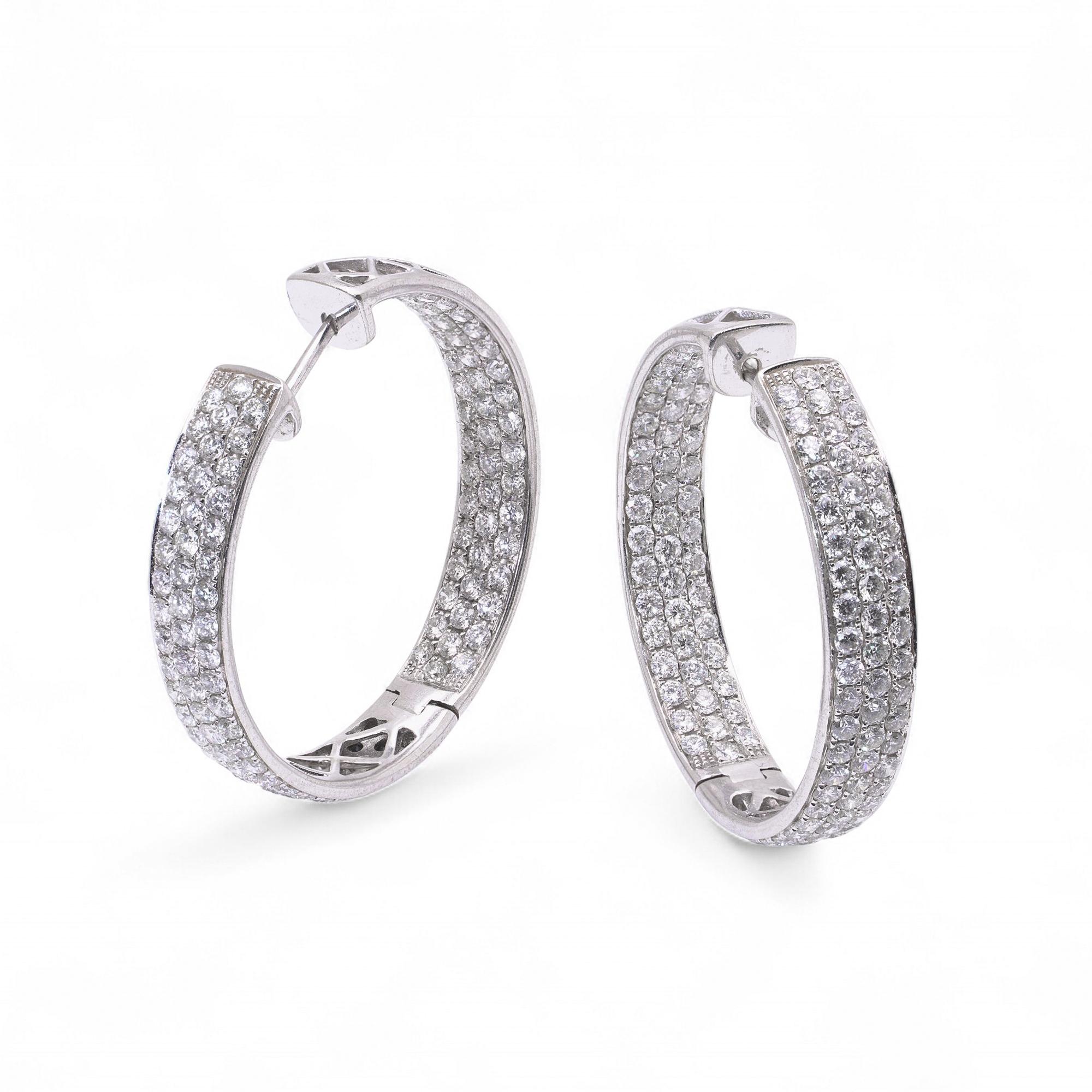 Un lussuoso paio di orecchini a cerchio di diamanti in oro bianco 18kt, con pavé di diamanti rotondi taglio brillante su tutta la superficie esterna. Gli orecchini sono finemente lavorati con retro a reticolo aperto per garantire leggerezza e