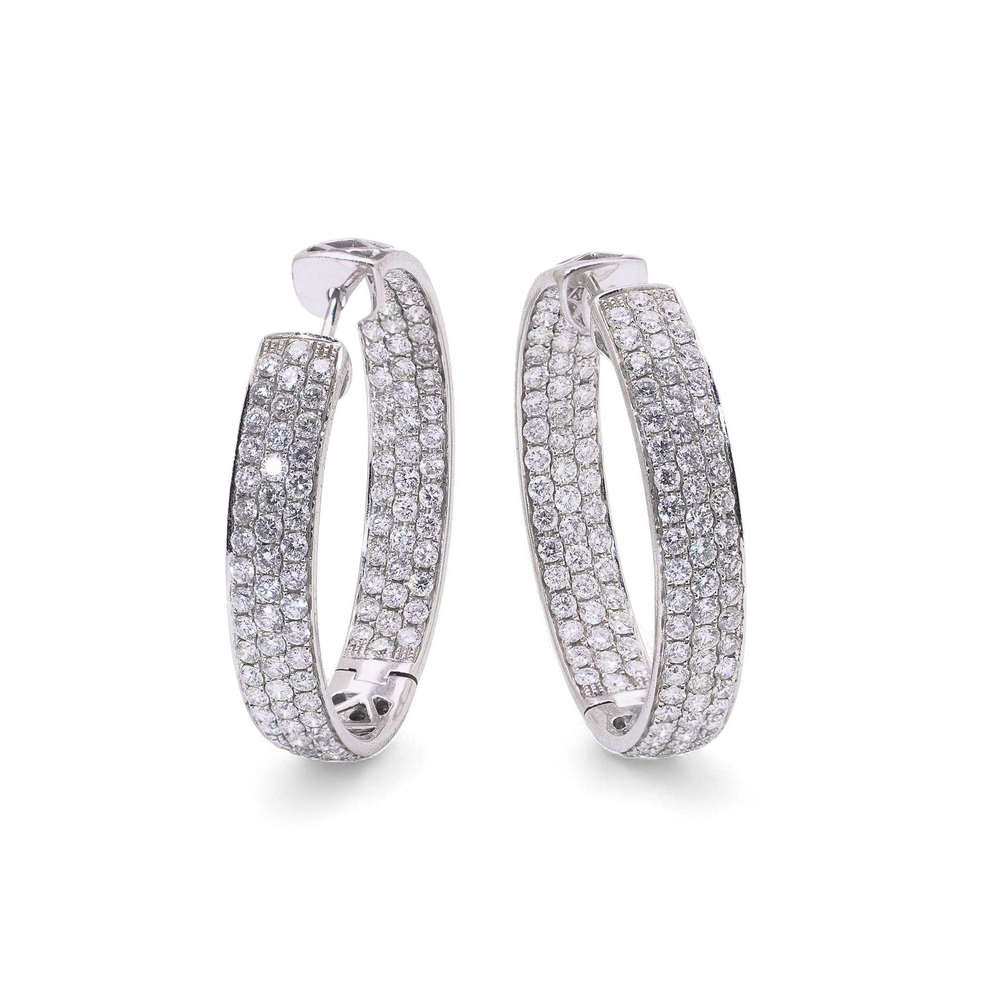 Taglio rotondo Orecchini a cerchio con diamanti in oro bianco 18kt, pavé incastonato, 6,8 carati totali in vendita
