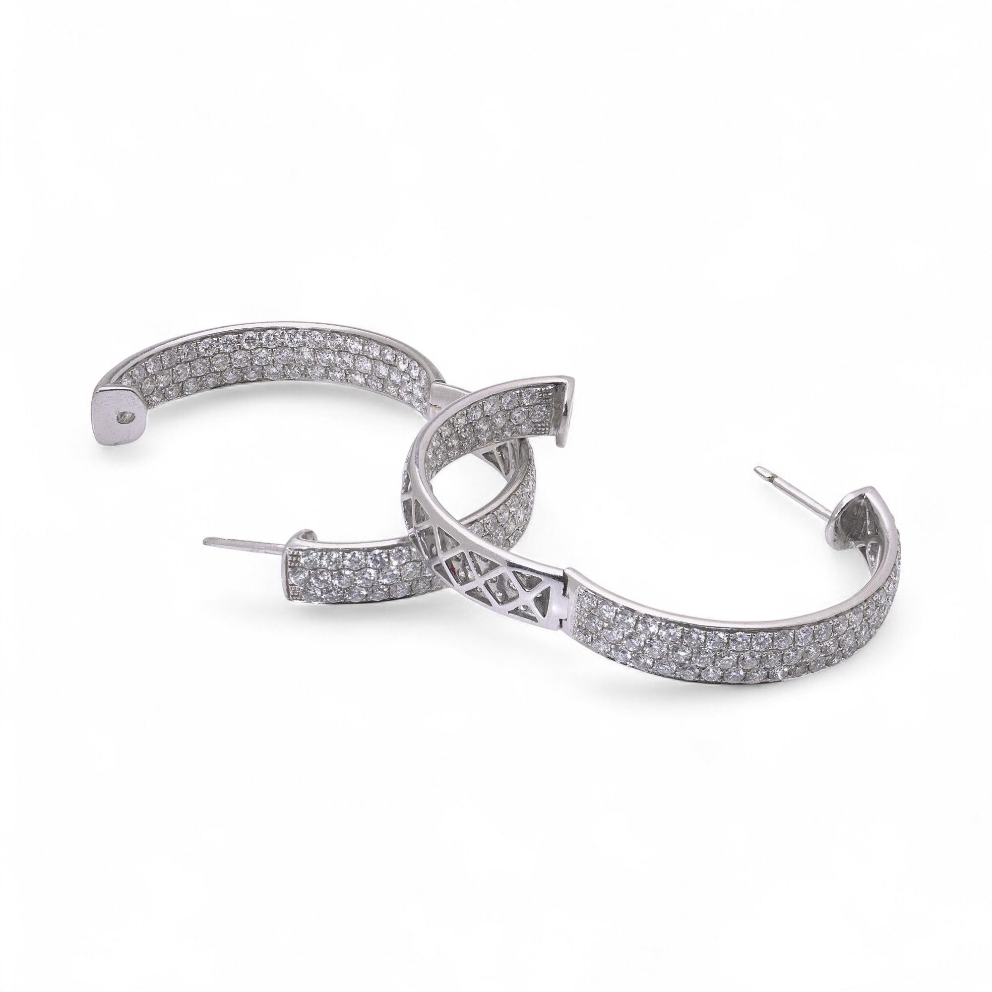 Donna Orecchini a cerchio con diamanti in oro bianco 18kt, pavé incastonato, 6,8 carati totali in vendita