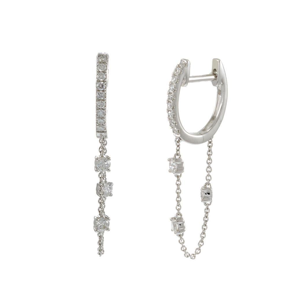 Una rivisitazione contemporanea di una forma classica, questi orecchini huggie in oro bianco 18KT presentano un profilo a 