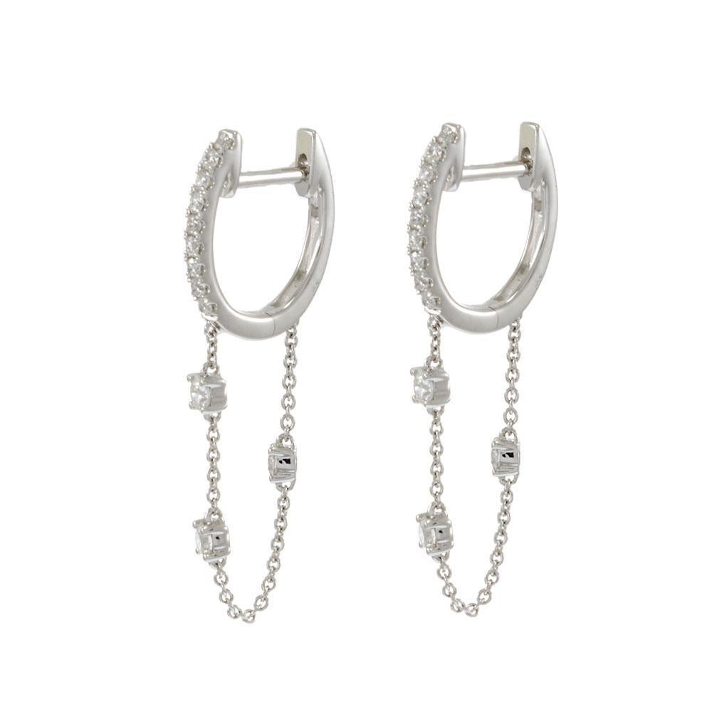 Contemporaneo Orecchini Huggie con diamanti in oro bianco 18KT con estensione a catena in vendita