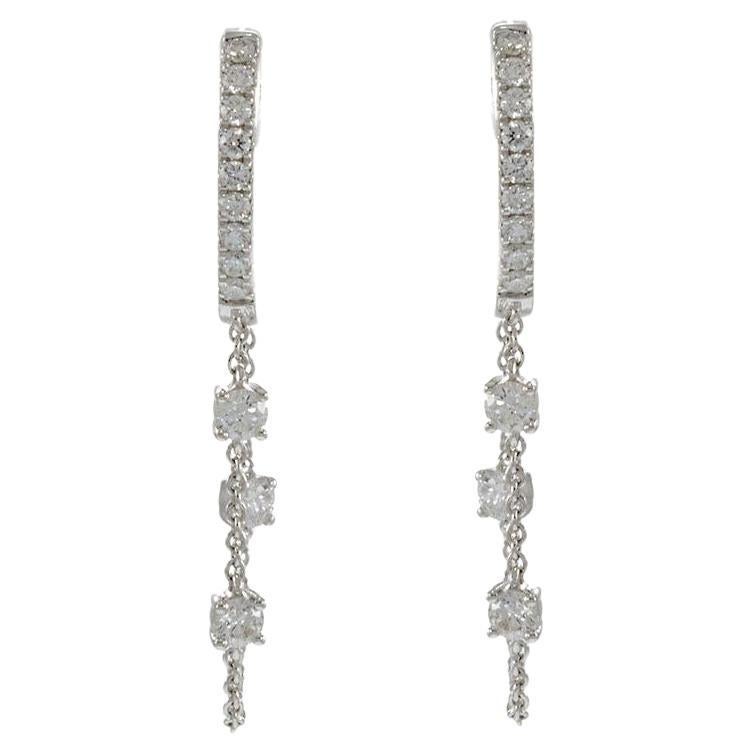 Orecchini Huggie con diamanti in oro bianco 18KT con estensione a catena in vendita