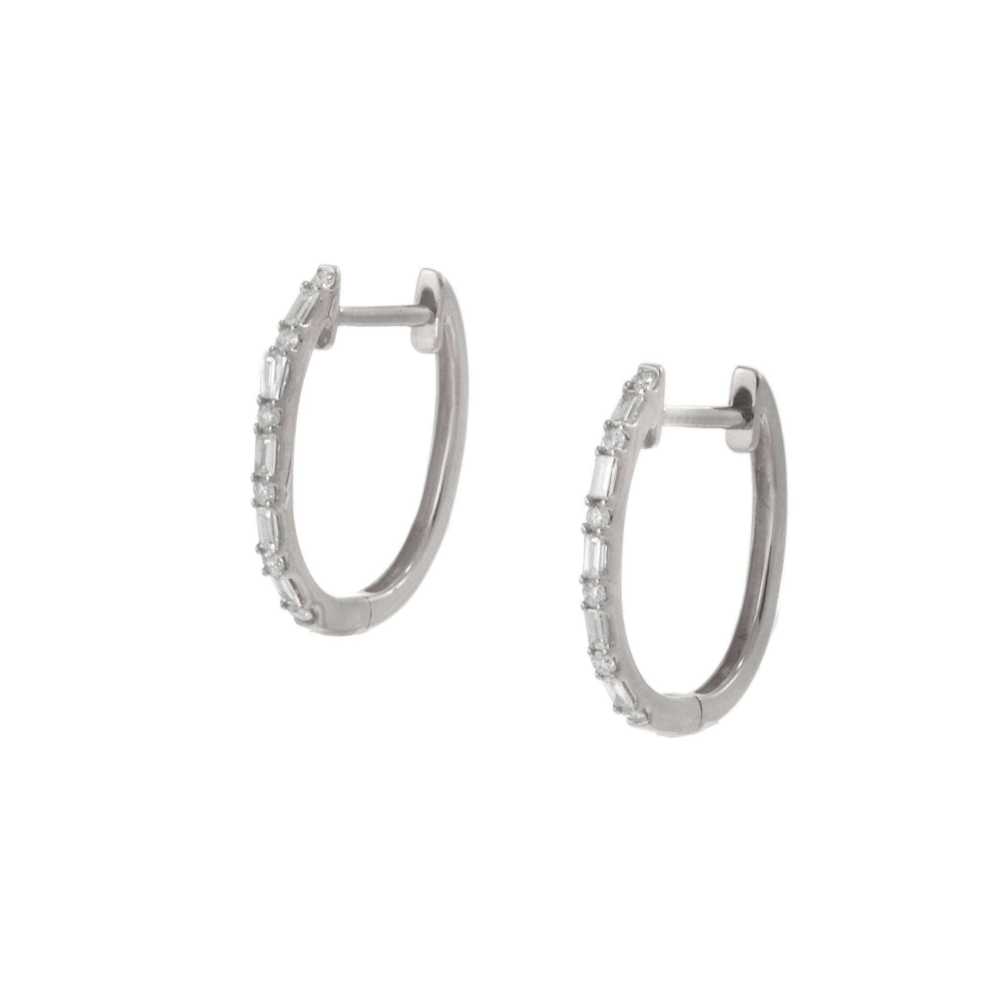 Pendientes Huggie de Diamantes de Oro Blanco de 18 KT con Tallas Redonda y Baguette Corte redondo en venta