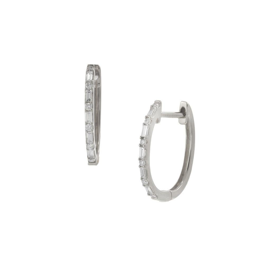 Pendientes Huggie de Diamantes de Oro Blanco de 18 KT con Tallas Redonda y Baguette en Nuevo estado para la venta en New York, NY